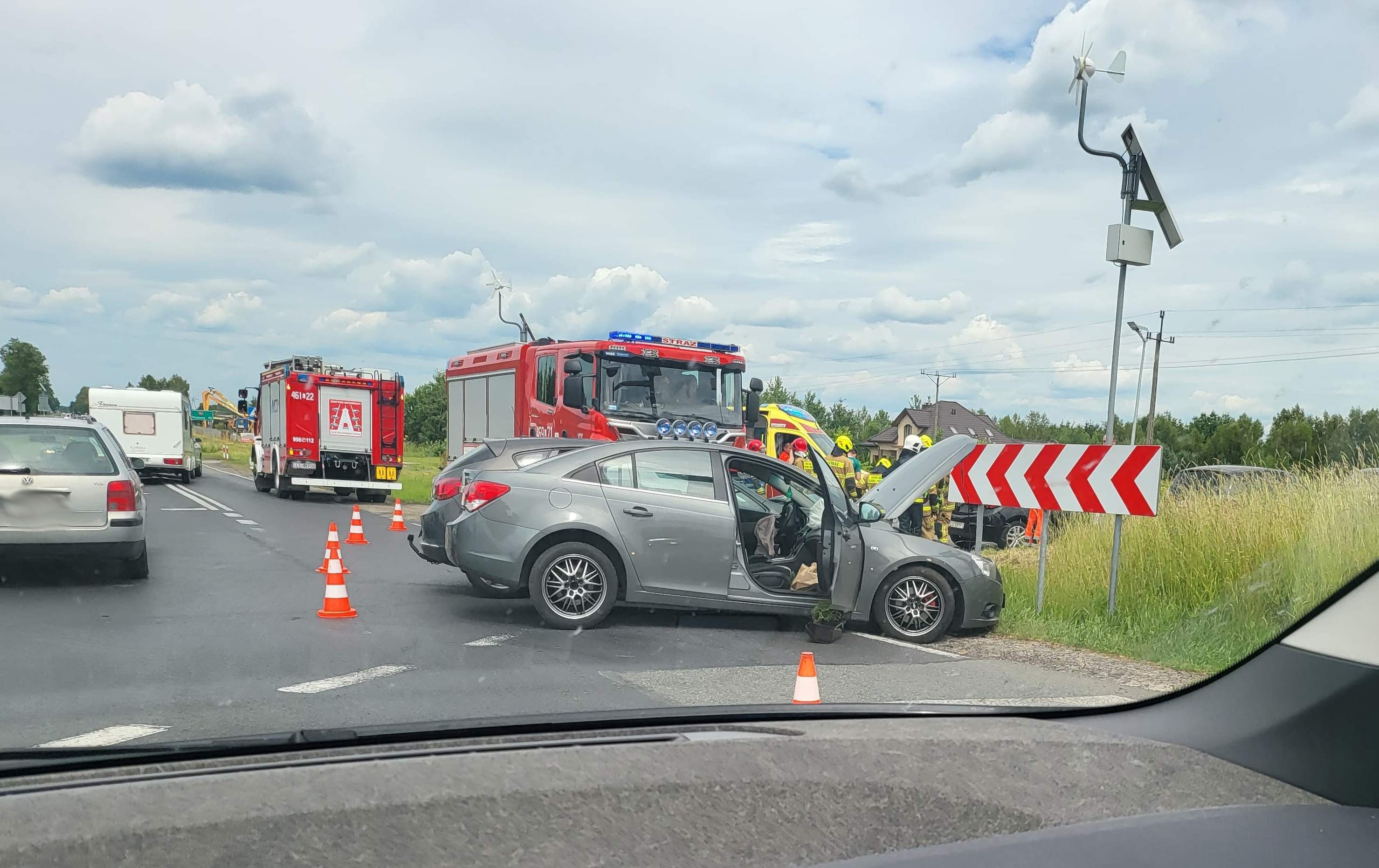 Wypadek na trasie Łęczna – Włodawa. Jedna osoba poszkodowana, zablokowany jeden pas ruchu (zdjęcia)