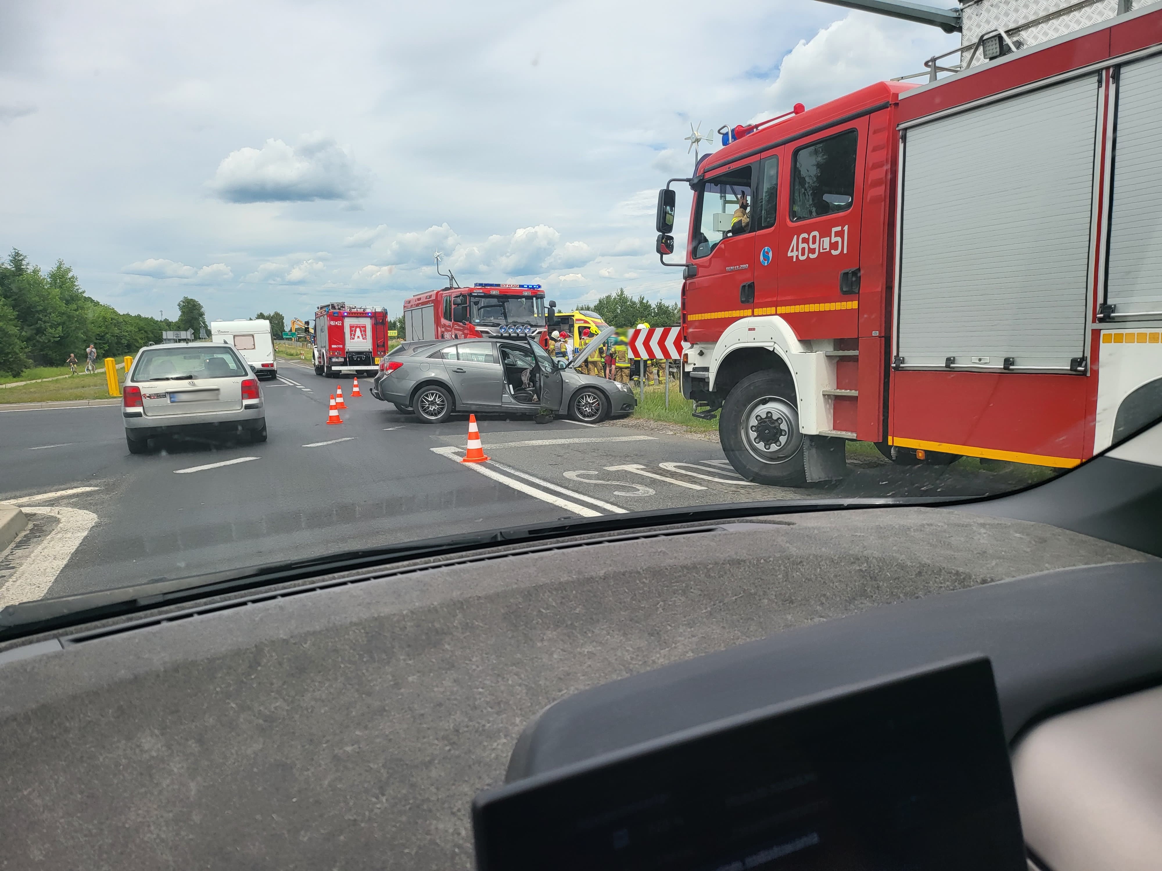 Wypadek na trasie Łęczna – Włodawa. Jedna osoba poszkodowana, zablokowany jeden pas ruchu (zdjęcia)