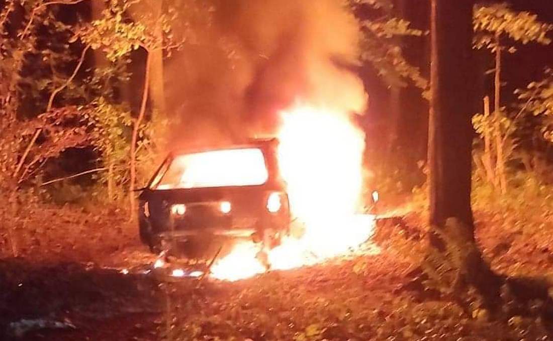 Nocny pożar samochodu w lesie nieopodal Chełma (zdjęcia)