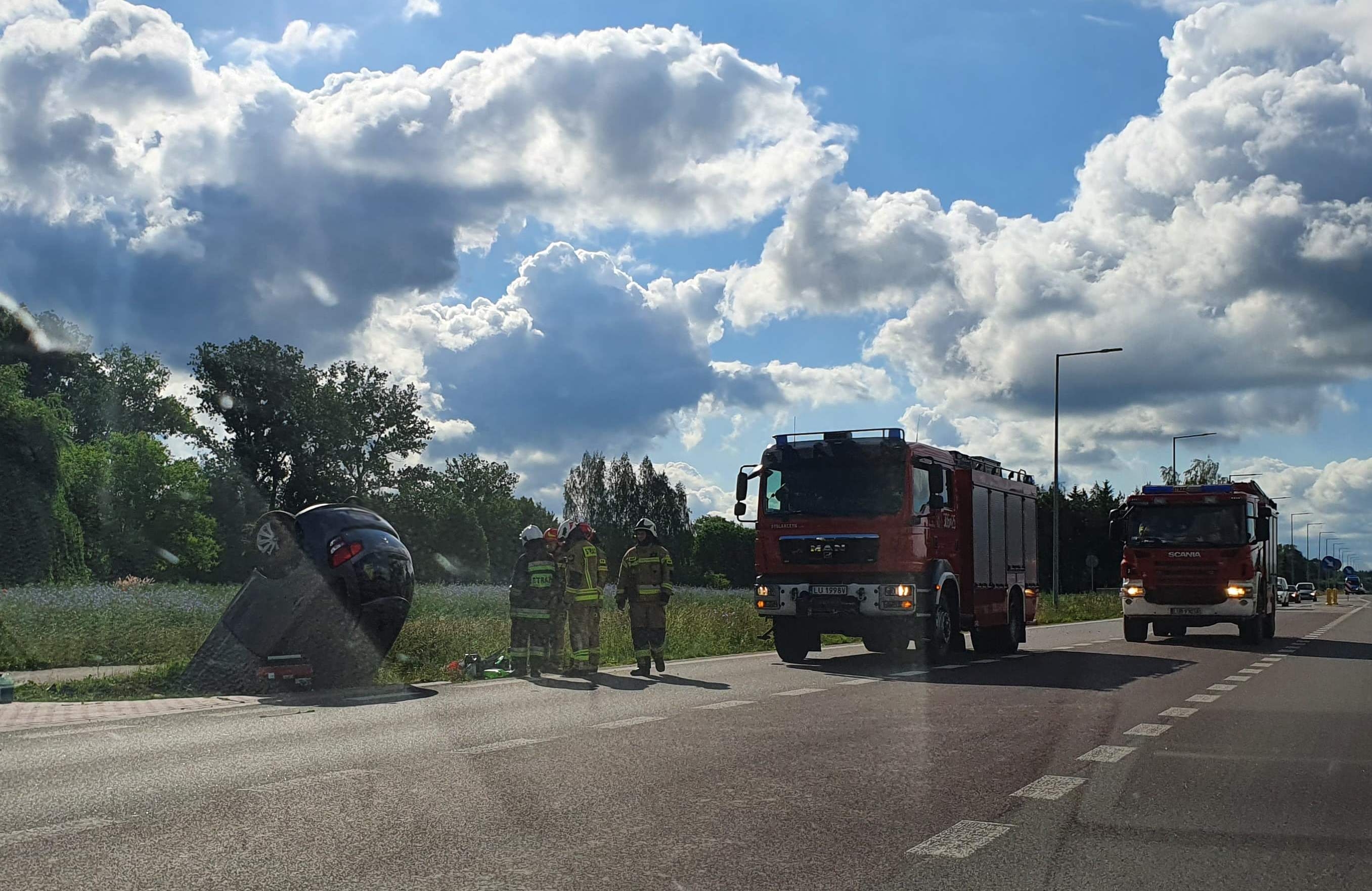 Dachowanie citroena na drodze wojewódzkiej. Utrudnienia w ruchu na trasie Lublin – Biłgoraj (zdjęcia)