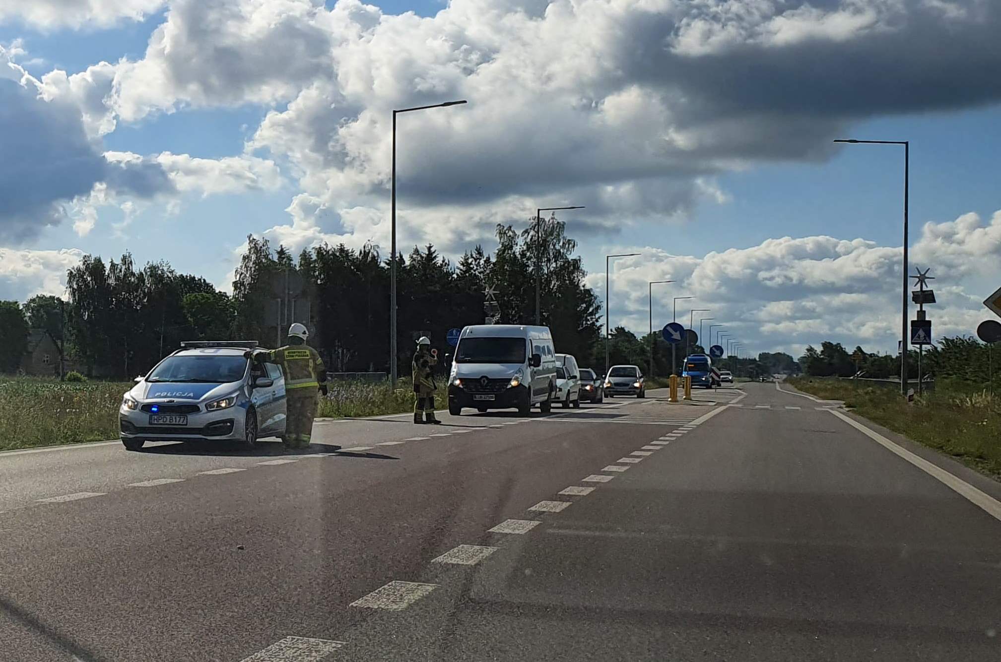 Dachowanie citroena na drodze wojewódzkiej. Utrudnienia w ruchu na trasie Lublin – Biłgoraj (zdjęcia)