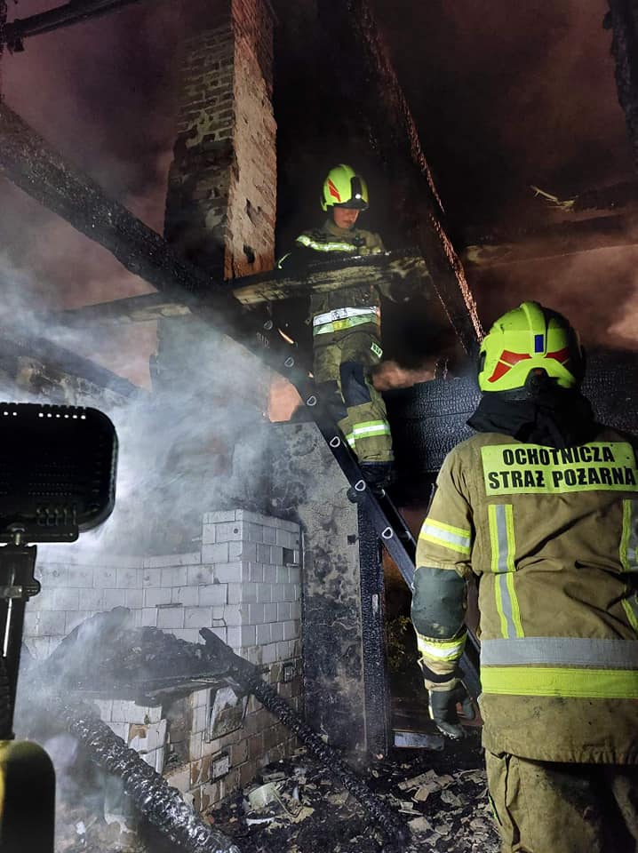 Czy ktoś podpala budynki na terenie powiatu puławskiego? Strażacy jednej nocy gasili dwa pożary (zdjęcia)