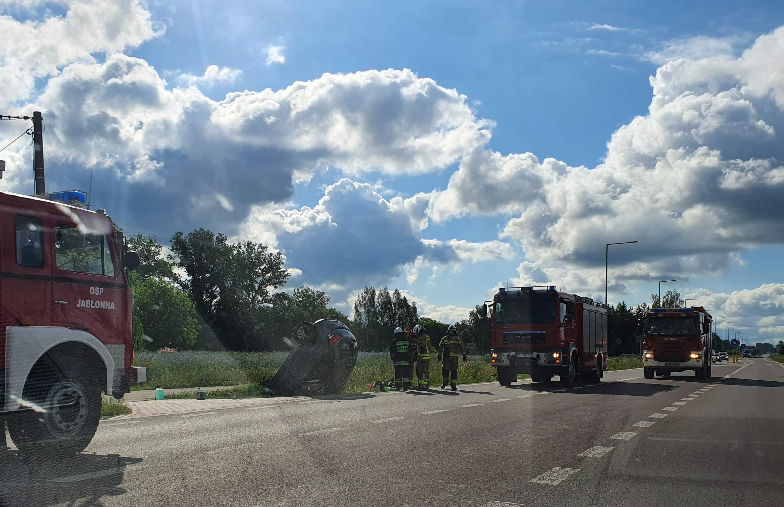 Dachowanie citroena na drodze wojewódzkiej. Utrudnienia w ruchu na trasie Lublin – Biłgoraj (zdjęcia)