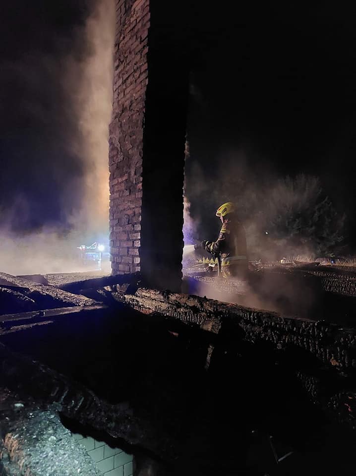 Czy ktoś podpala budynki na terenie powiatu puławskiego? Strażacy jednej nocy gasili dwa pożary (zdjęcia)