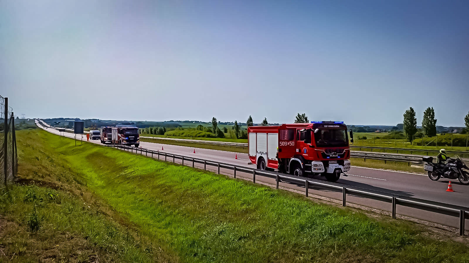 Zderzenie dwóch pojazdów na pasie w kierunku Warszawy. Utrudnienia w ruchu na drodze S12 (zdjęcia)