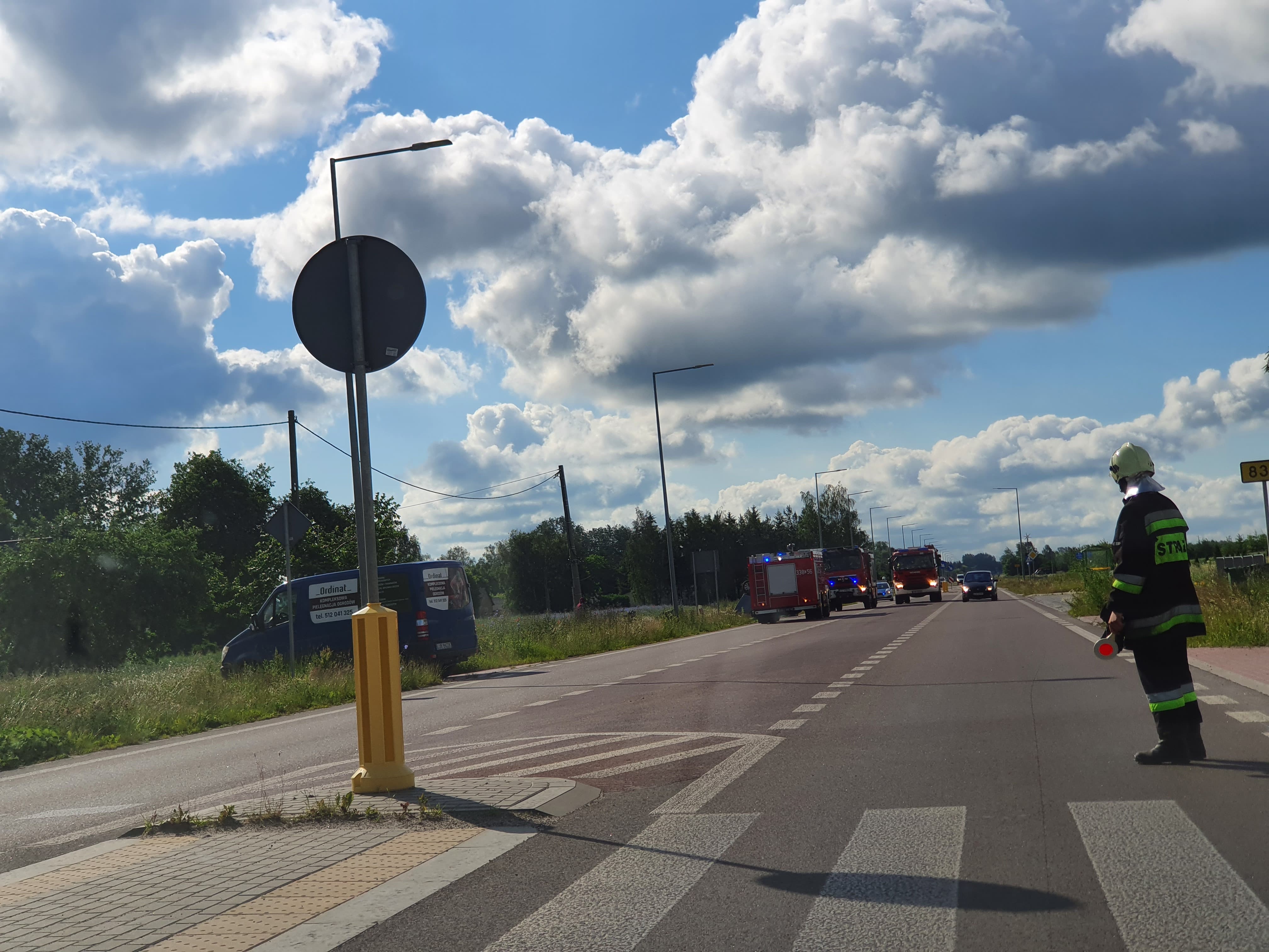 Dachowanie citroena na drodze wojewódzkiej. Utrudnienia w ruchu na trasie Lublin – Biłgoraj (zdjęcia)