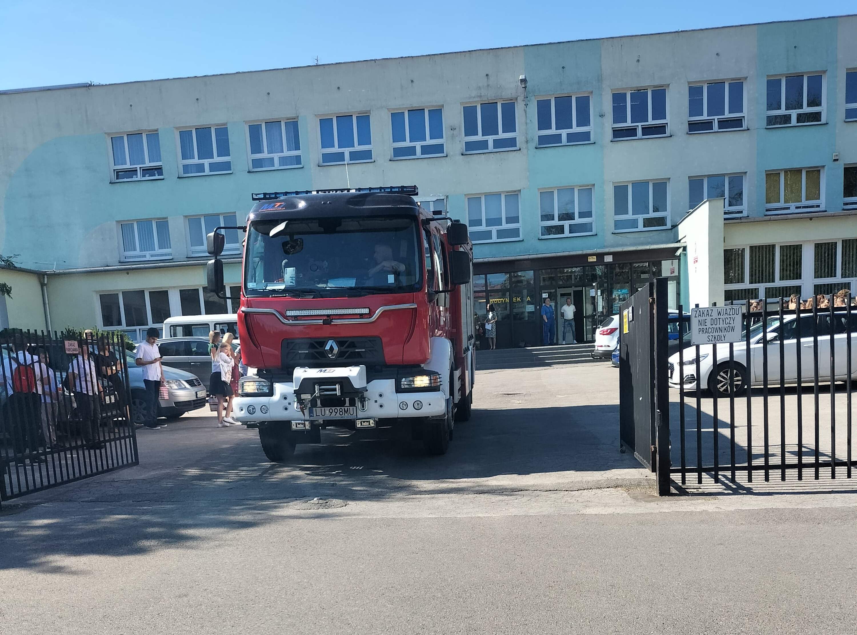 Nie dali uczniom w spokoju odebrać świadectw. W wielu szkołach ogłoszono alarmy bombowe (zdjęcia)