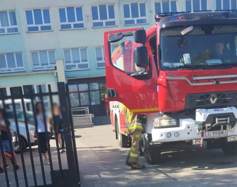 Nie dali uczniom w spokoju odebrać świadectw. W wielu szkołach ogłoszono alarmy bombowe (zdjęcia)