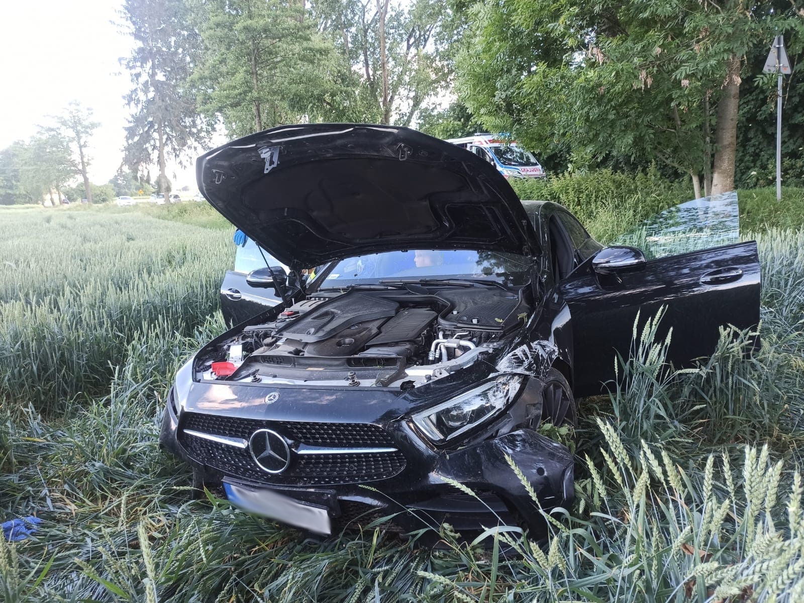Groźny wypadek pomiędzy Bełżycami a Wojciechowem. Dwa auta rozbite, dwie osoby poszkodowane (zdjęcia)