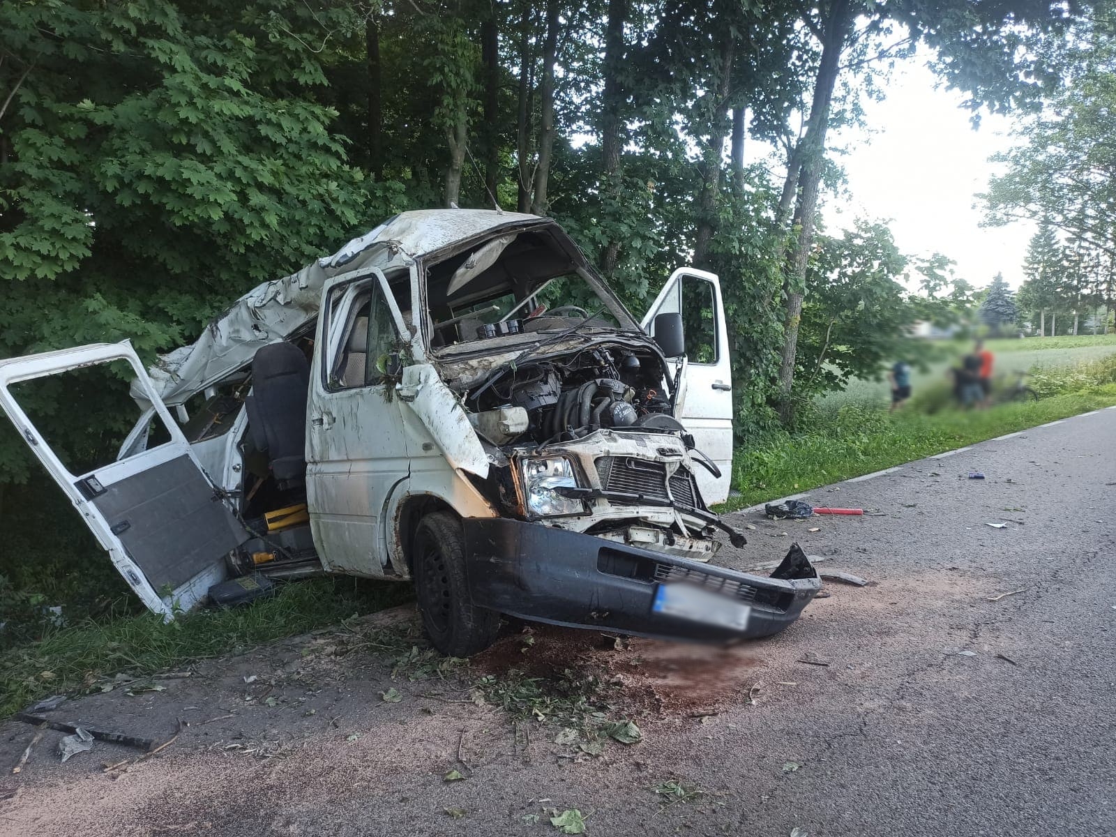 Groźny wypadek pomiędzy Bełżycami a Wojciechowem. Dwa auta rozbite, dwie osoby poszkodowane (zdjęcia)