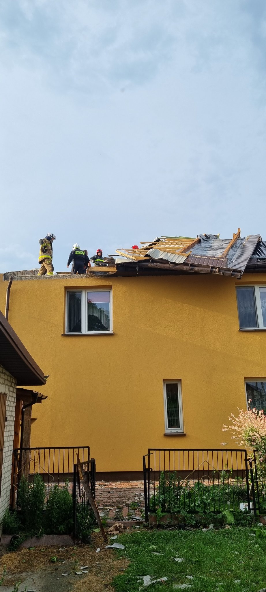 Zerwane dachy i połamane drzewa po nawałnicach nad powiatem parczewskim (zdjęcia)