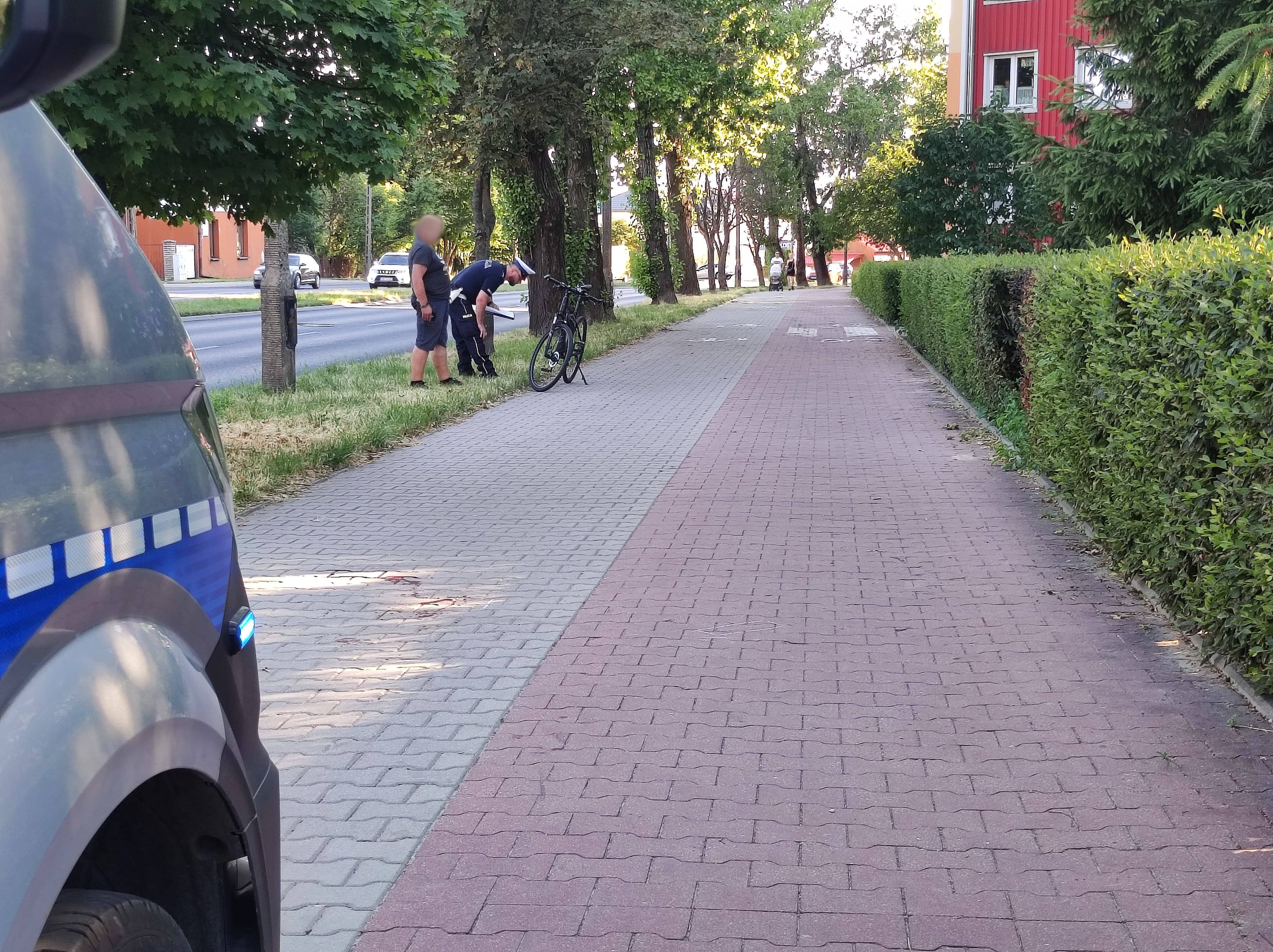 Zderzenie rowerzysty z pieszym w Lublinie. Jedna osoba trafiła do szpitala (zdjęcia)