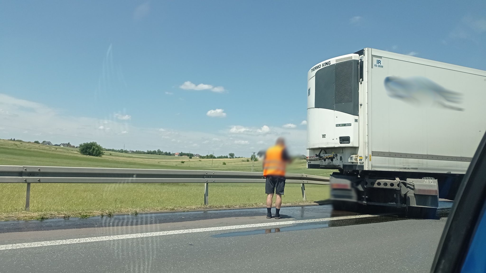 Ciężarówka uderzyła w bariery energochłonne, z pojazdu wyciekło paliwo (zdjęcia)