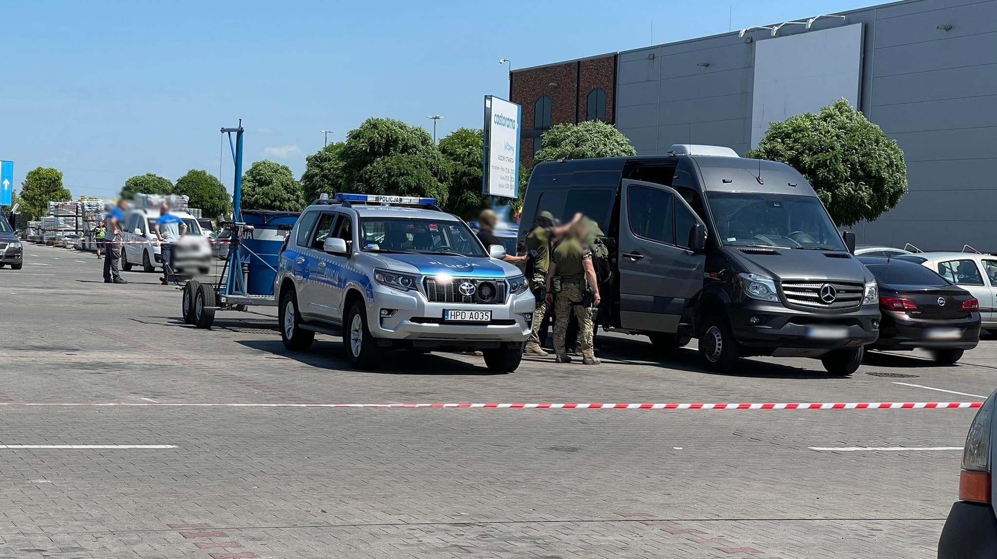 Akcja policyjnych antyterrorystów pod marketem w Lublinie. W samochodzie znajdowały się podejrzane przedmioty (zdjęcia)