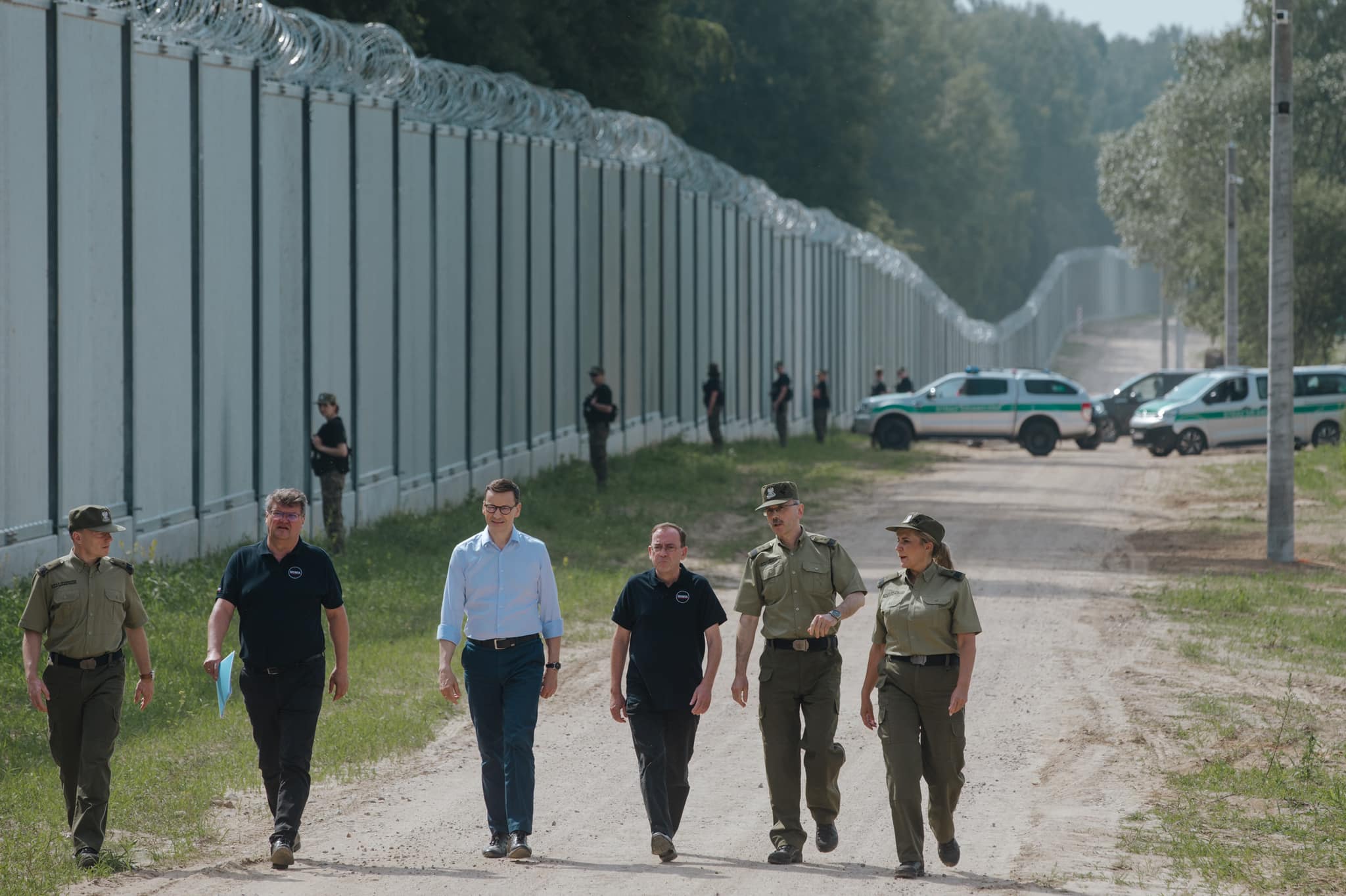Zakończenie prac przy budowie bariery na granicy polsko-białoruskiej. Zużyto 49 tys. ton stali (wideo)