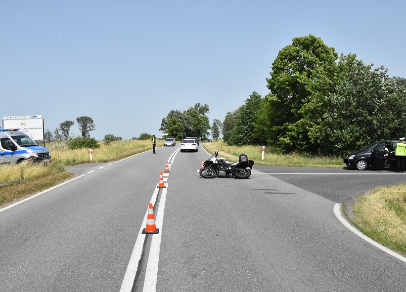 Wymusił pierwszeństwo, zderzył się z motocyklistą. Kierujący jednośladem trafił do szpitala (zdjęcia)