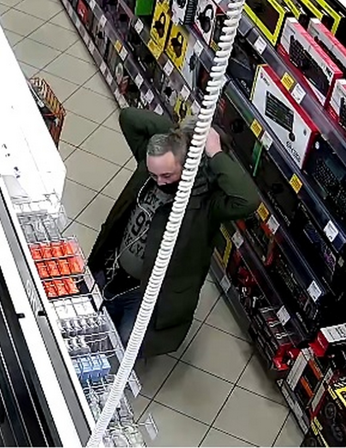 Kradzież słuchawek w sklepie w Lublinie. Rozpoznajesz tego mężczyznę? (zdjęcia)