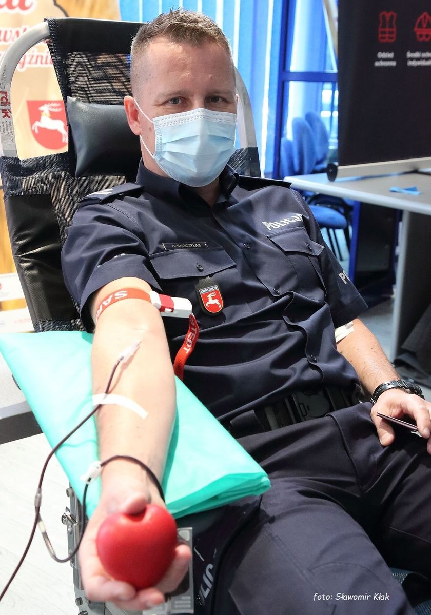 Policjanci wzięli udział w akcji krwiodawstwa. Zebrano 25 litrów krwi dla dzieci chorych na nowotwory (zdjęcia)