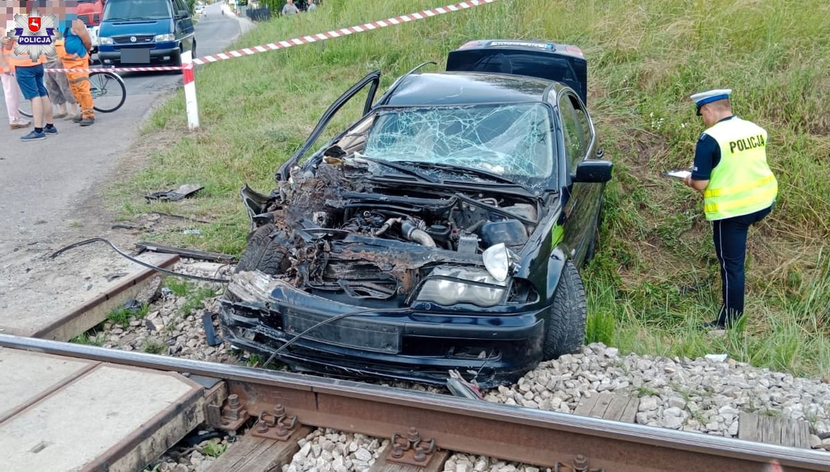 Tymczasowy areszt dla kierującego BMW, który wjechał w pociąg. Mężczyźnie grozi nawet 8 lat więzienia (wideo, zdjęcia)