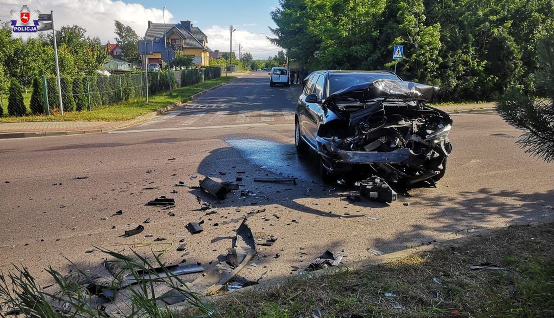 70-latek w BMW nie ustąpił pierwszeństwa przejazdu, doszło do zderzenia z hondą (zdjęcia)
