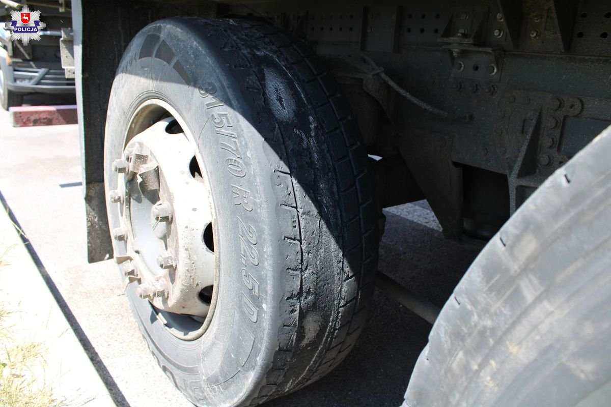Nadmiernie zużyte opony w ciężarówce, za kierownicą 36-latek bez uprawnień. Jednak to nie wszystko… (zdjęcia)