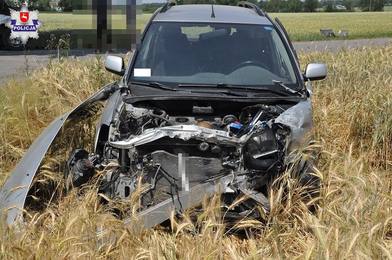 Nie ustąpiła pierwszeństwa przejazdu, po zderzeniu bus uderzył w drzewo (zdjęcia)