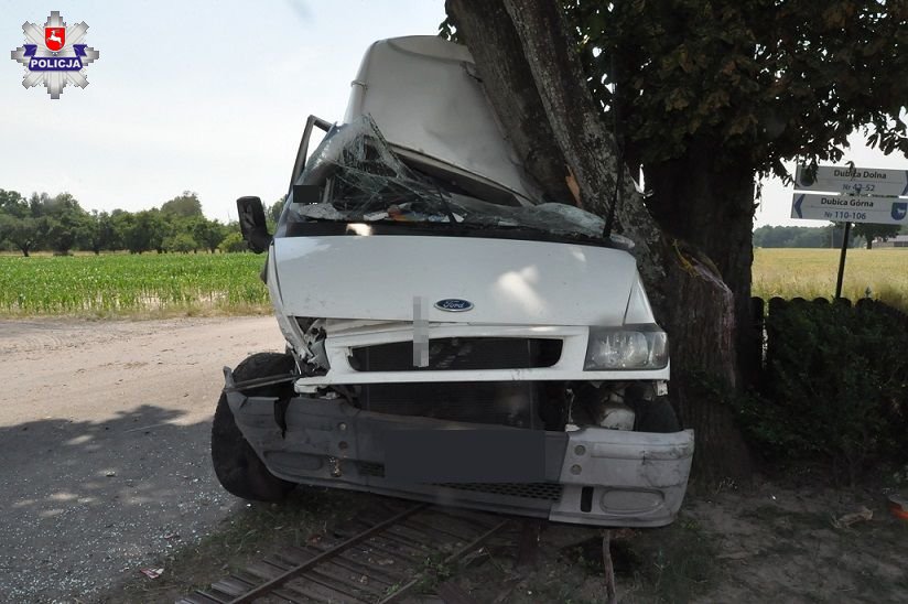 Nie ustąpiła pierwszeństwa przejazdu, po zderzeniu bus uderzył w drzewo (zdjęcia)