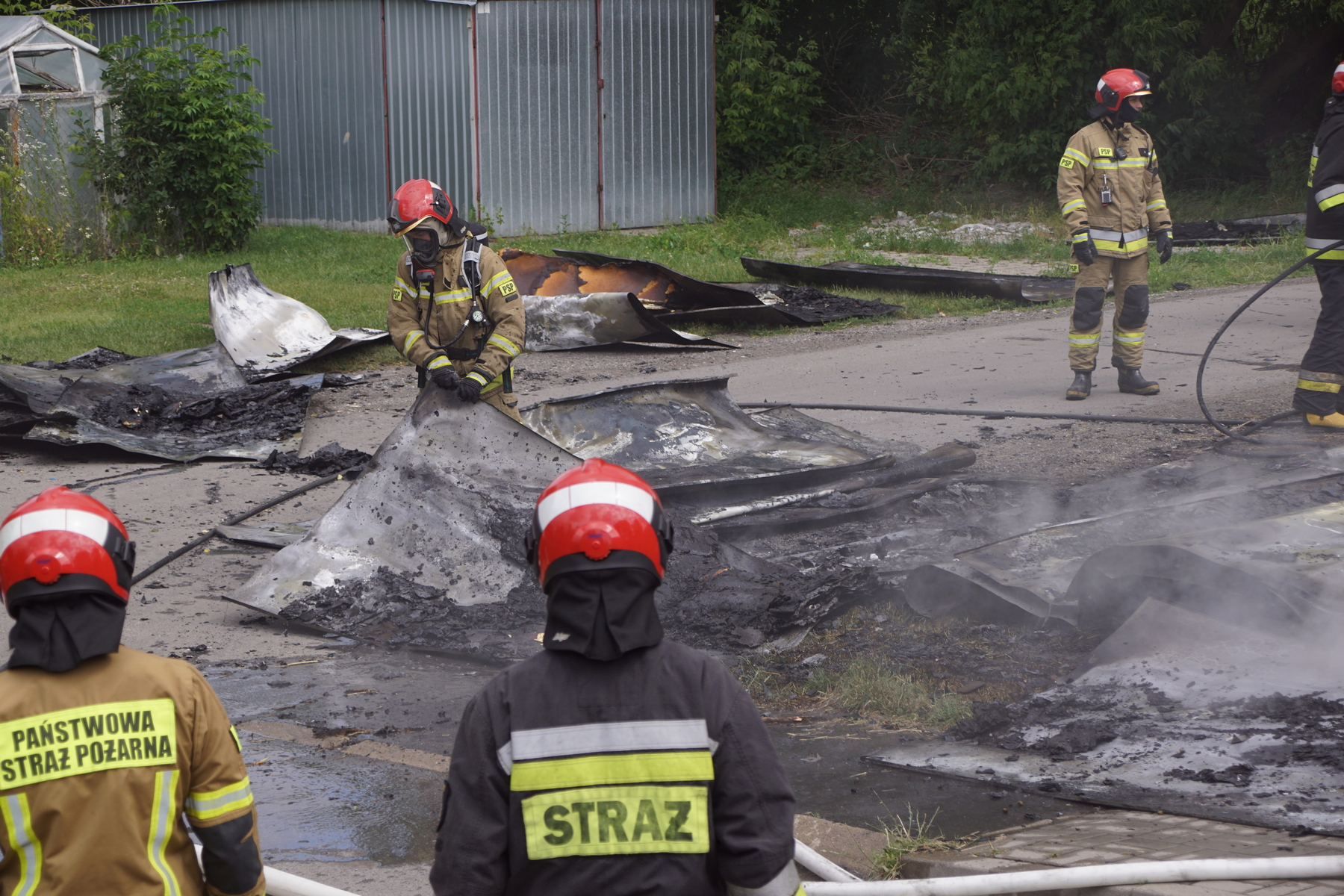 Czarny dym nad Lublinem, cztery zastępy strażaków w akcji gaśniczej (zdjęcia)