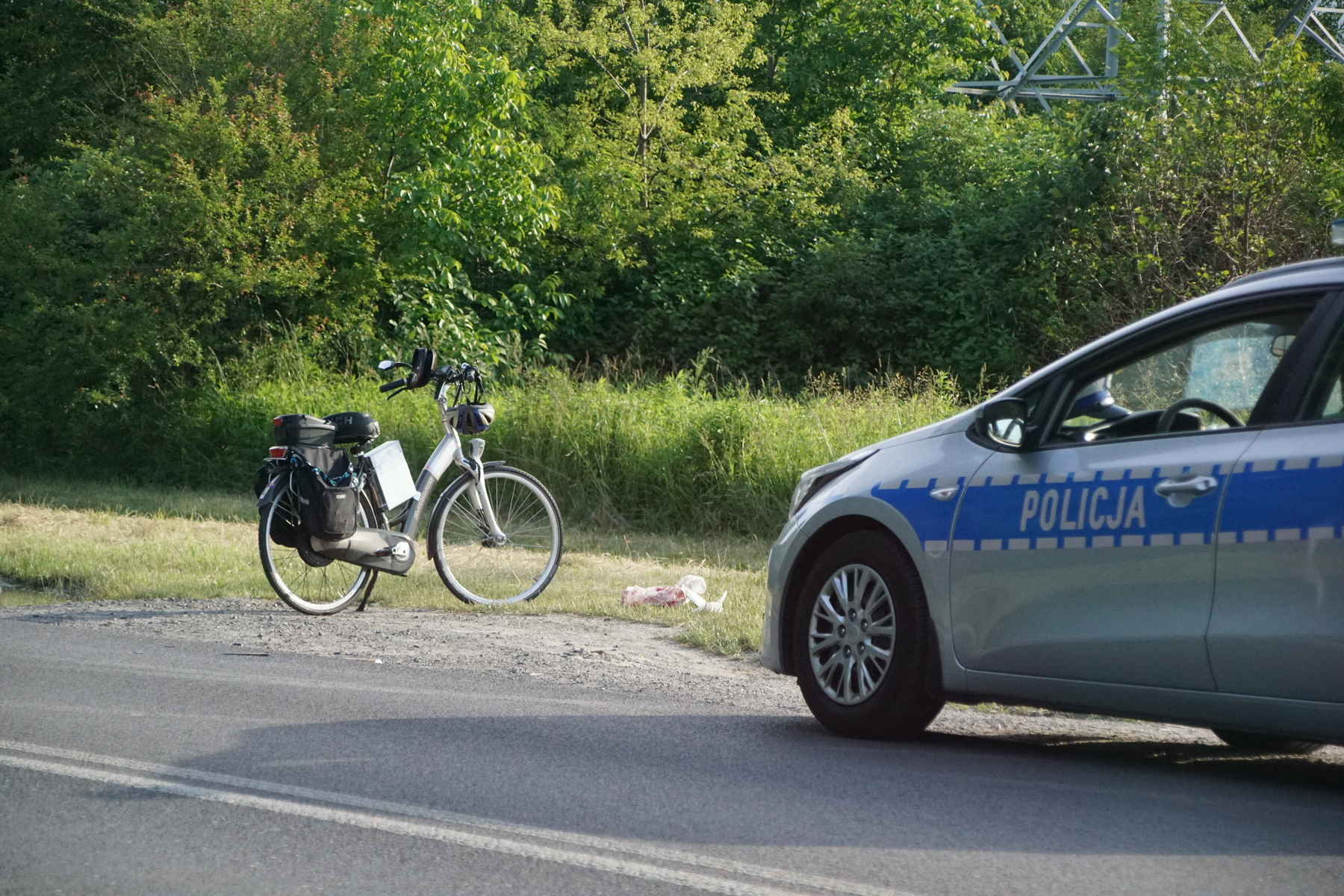 Alkohol i rower to złe połączenie. Przekonał się o tym mężczyzna, który trafił do szpitala (zdjęcia)