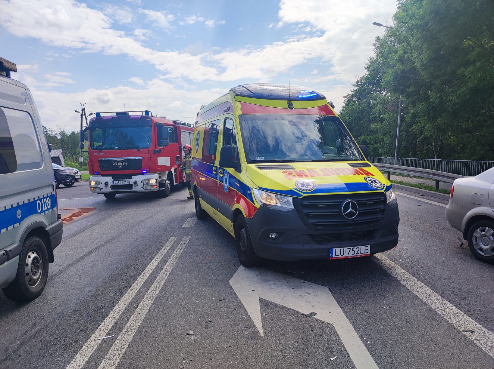 Wyjechał wprost przed jadący na sygnale radiowóz. Po wypadku całkowicie zablokowana jest trasa Lublin – Lubartów (zdjęcia)