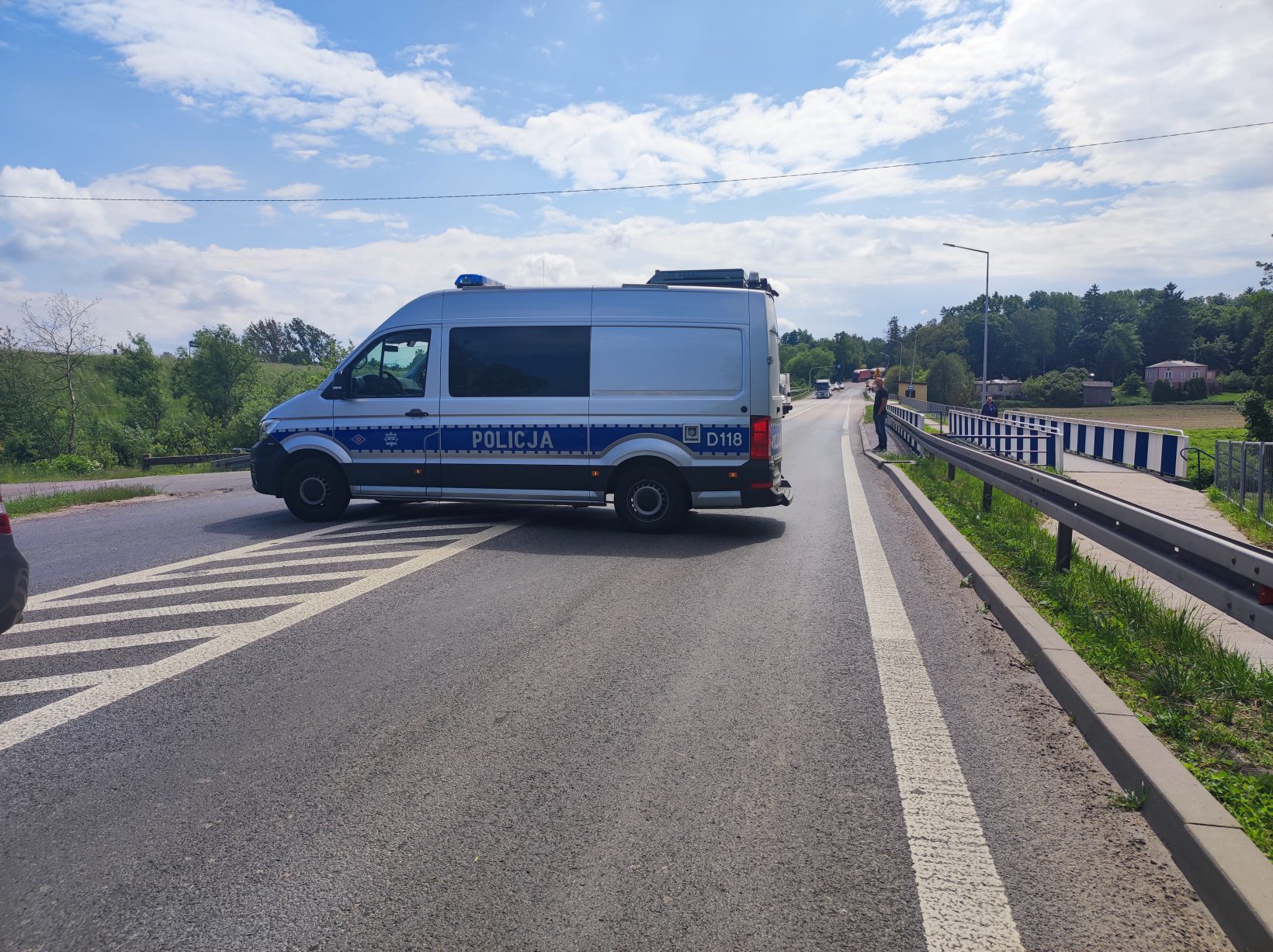 Wyjechał wprost przed jadący na sygnale radiowóz. Po wypadku całkowicie zablokowana jest trasa Lublin – Lubartów (zdjęcia)