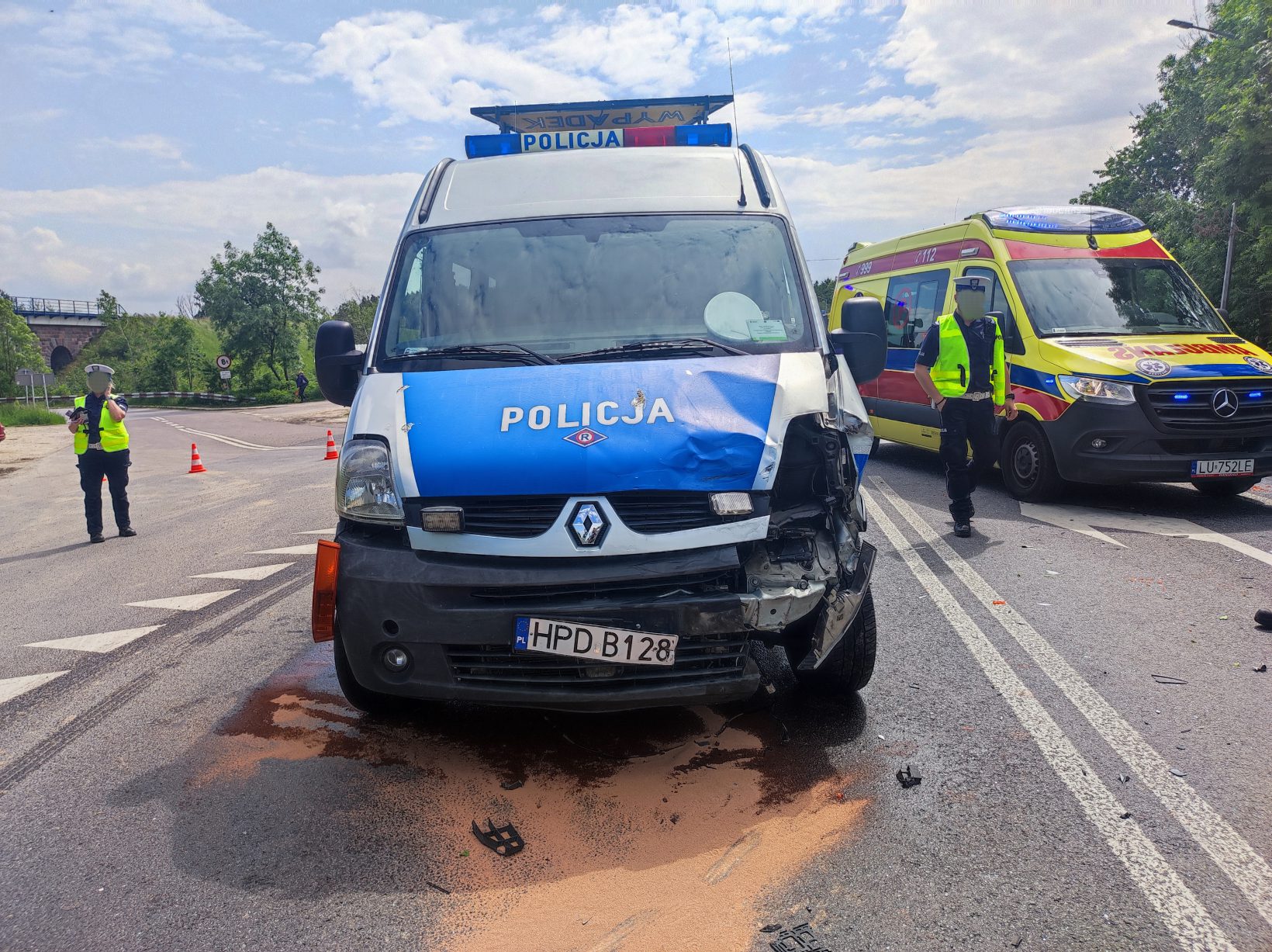 Wyjechał wprost przed jadący na sygnale radiowóz. Po wypadku całkowicie zablokowana jest trasa Lublin – Lubartów (zdjęcia)