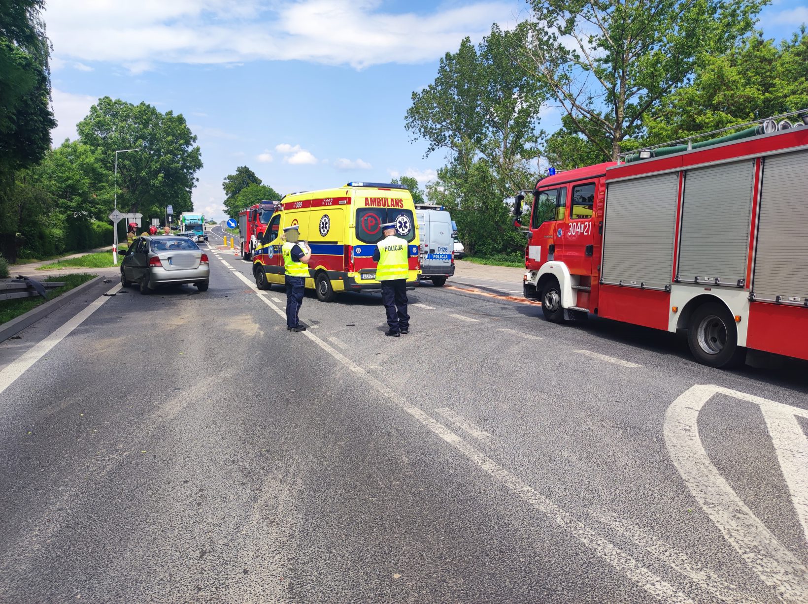 Wyjechał wprost przed jadący na sygnale radiowóz. Po wypadku całkowicie zablokowana jest trasa Lublin – Lubartów (zdjęcia)