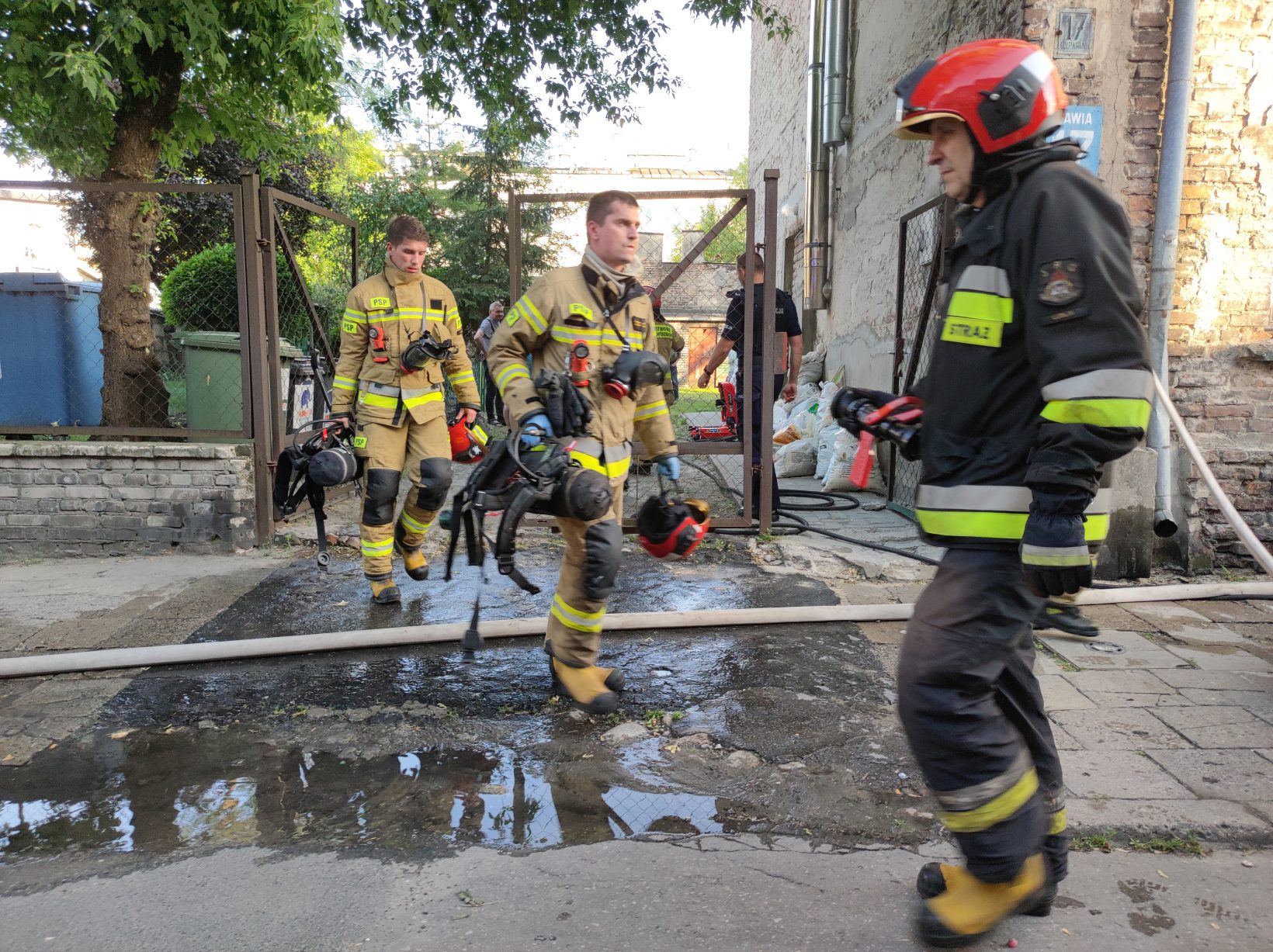 Ze środka wydobywały się kłęby dymu. Kolejny pożar mieszkania w Lublinie (zdjęcia)