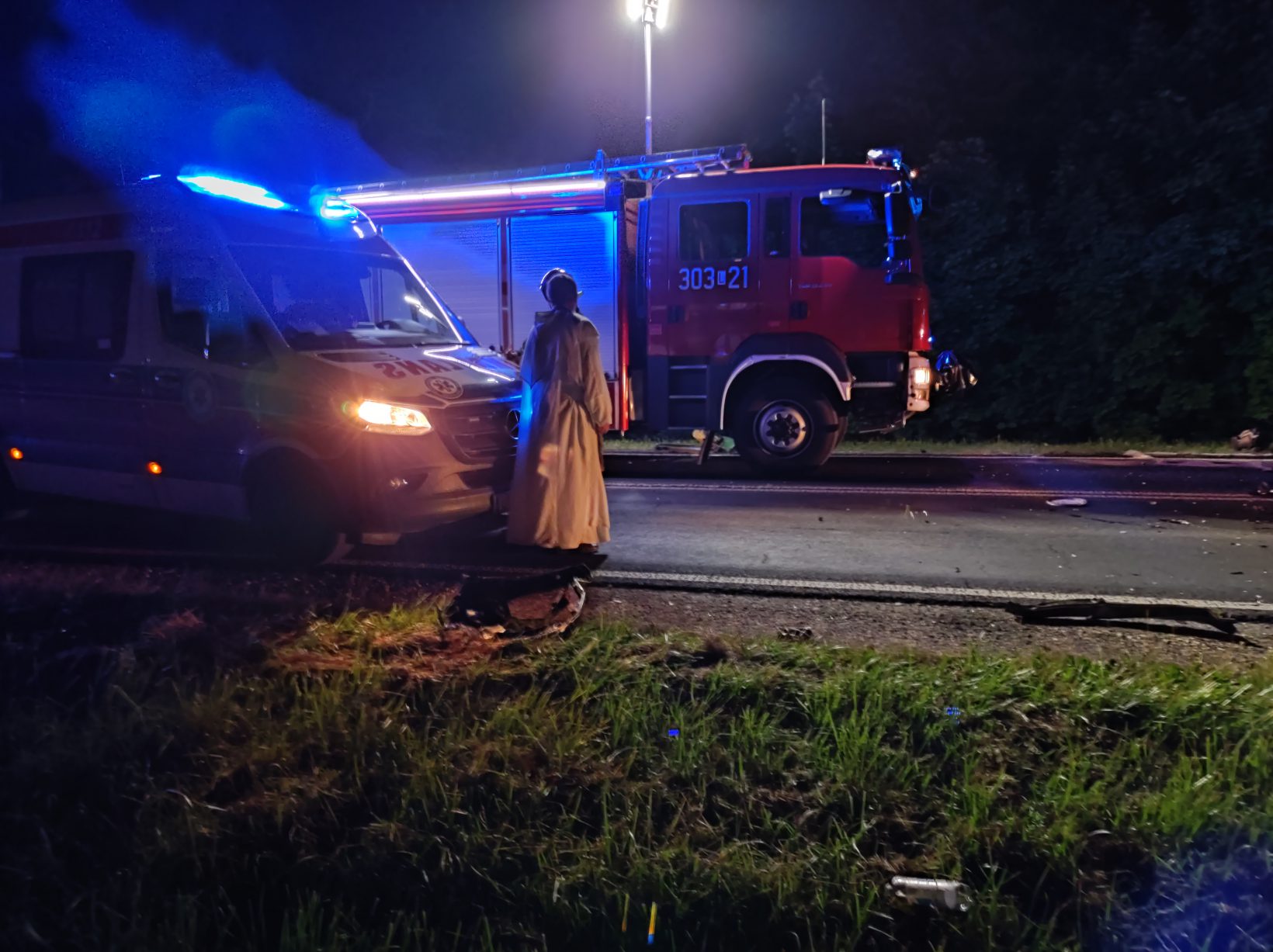 Zjechał nagle na przeciwległy pas jezdni, wbił się w ciężarówkę. Życia mężczyzny nie udało się uratować (zdjęcia)