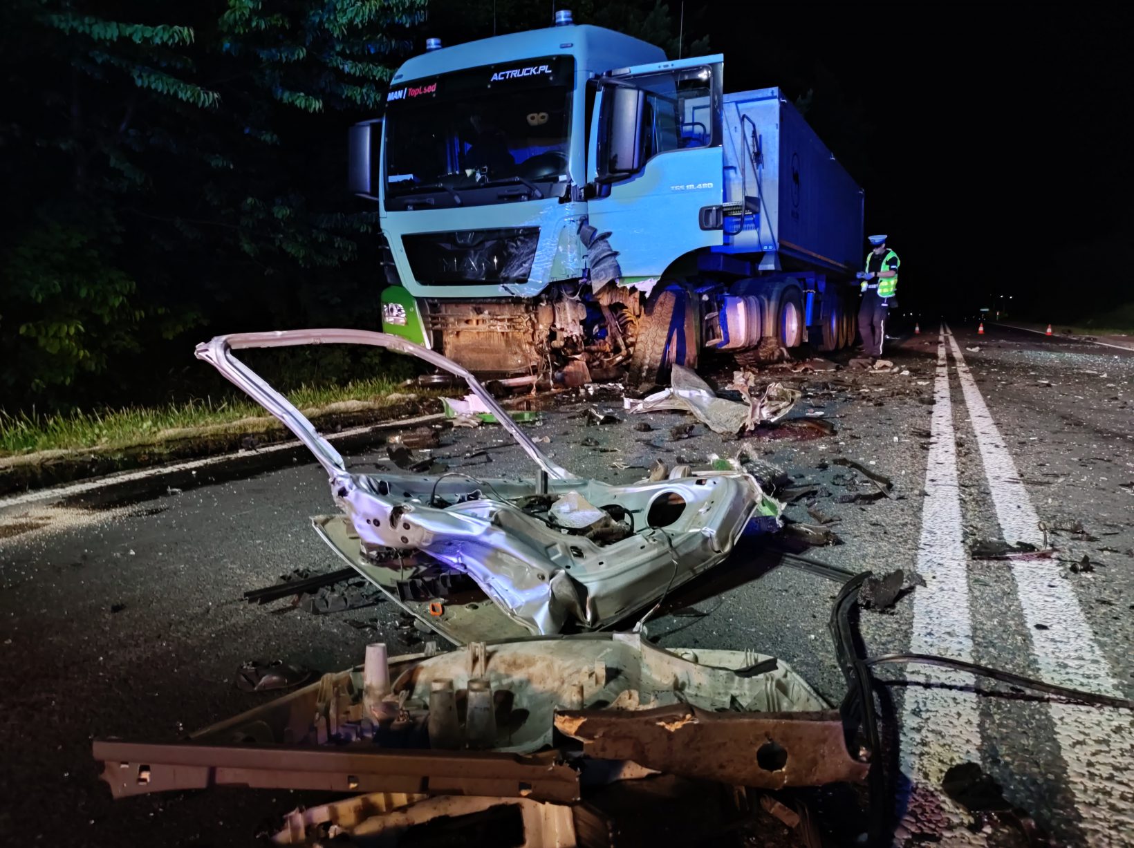 Zjechał nagle na przeciwległy pas jezdni, wbił się w ciężarówkę. Życia mężczyzny nie udało się uratować (zdjęcia)