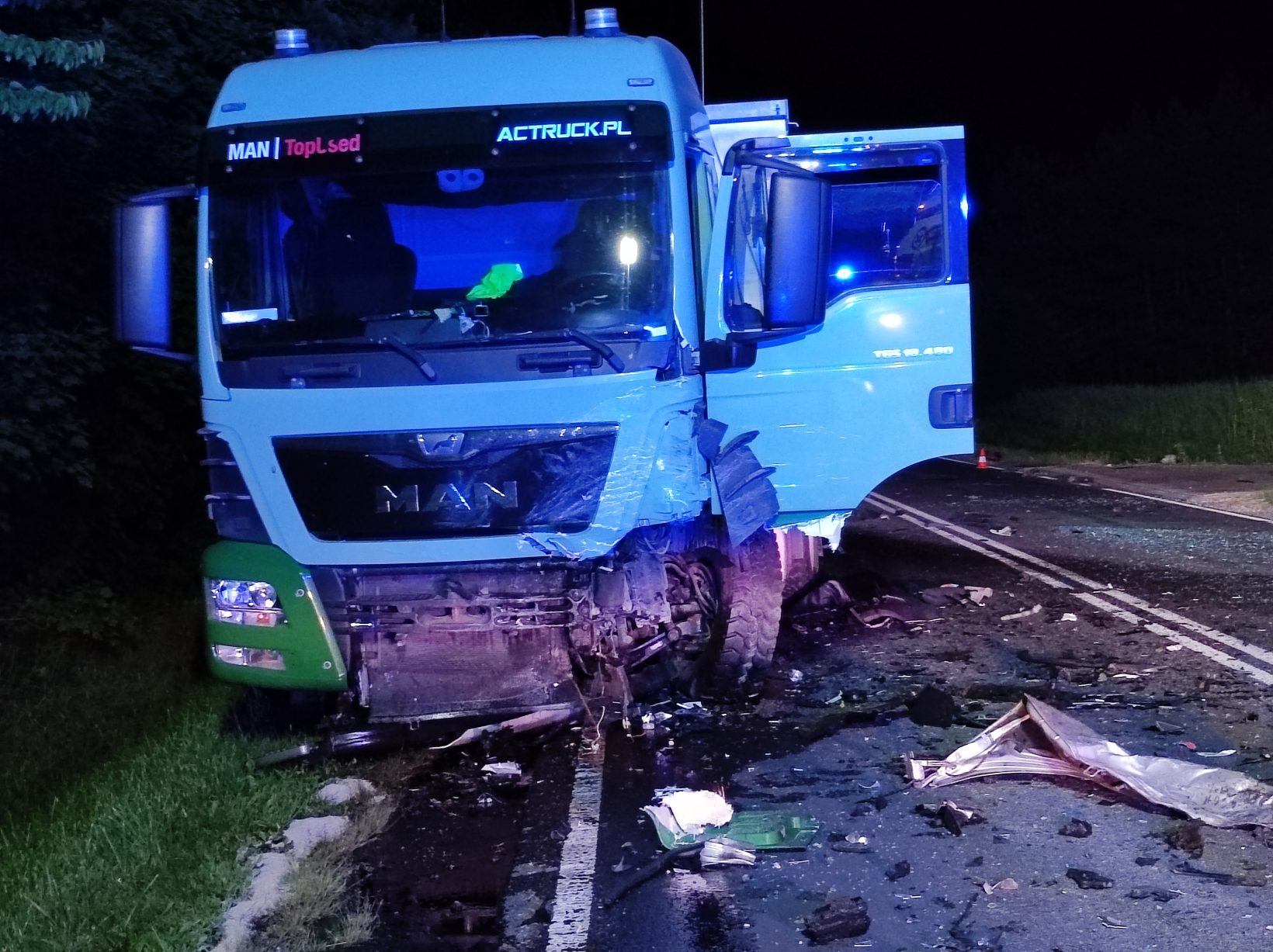 Zjechał nagle na przeciwległy pas jezdni, wbił się w ciężarówkę. Życia mężczyzny nie udało się uratować (zdjęcia)