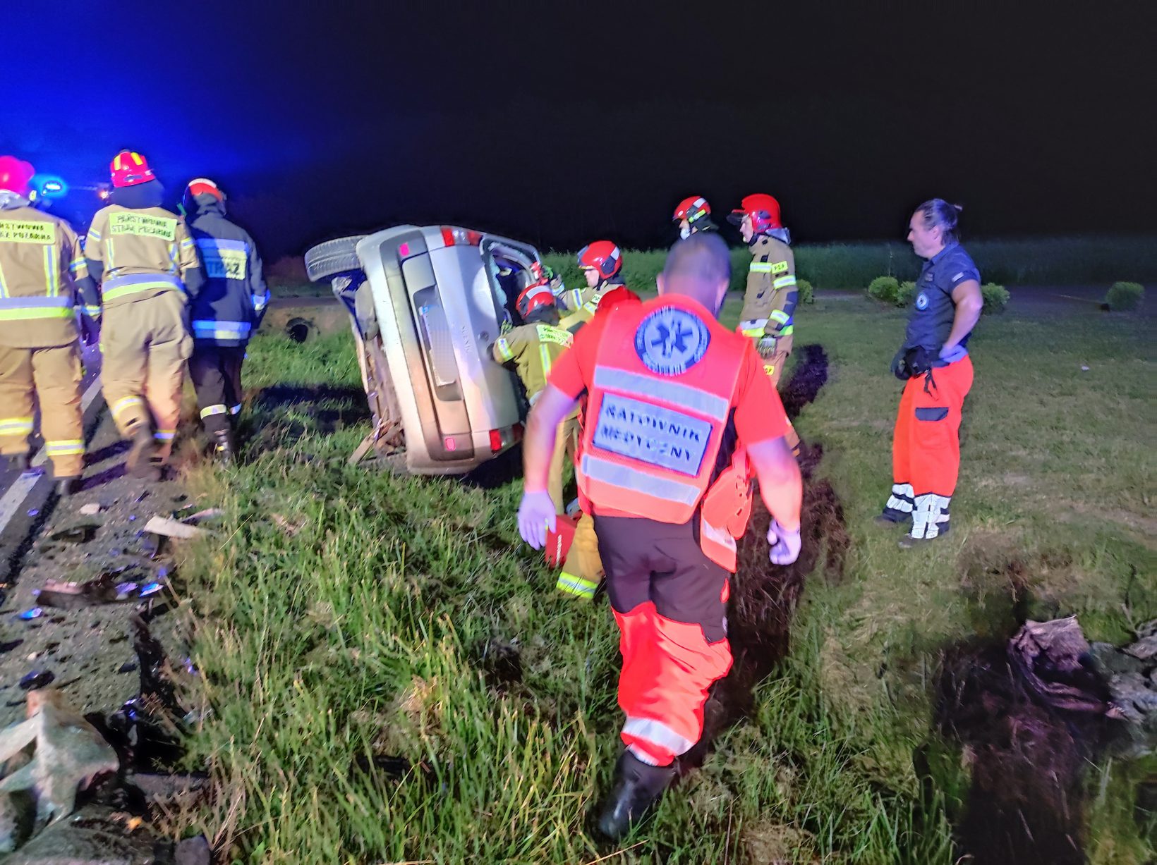 Zjechał nagle na przeciwległy pas jezdni, wbił się w ciężarówkę. Życia mężczyzny nie udało się uratować (zdjęcia)