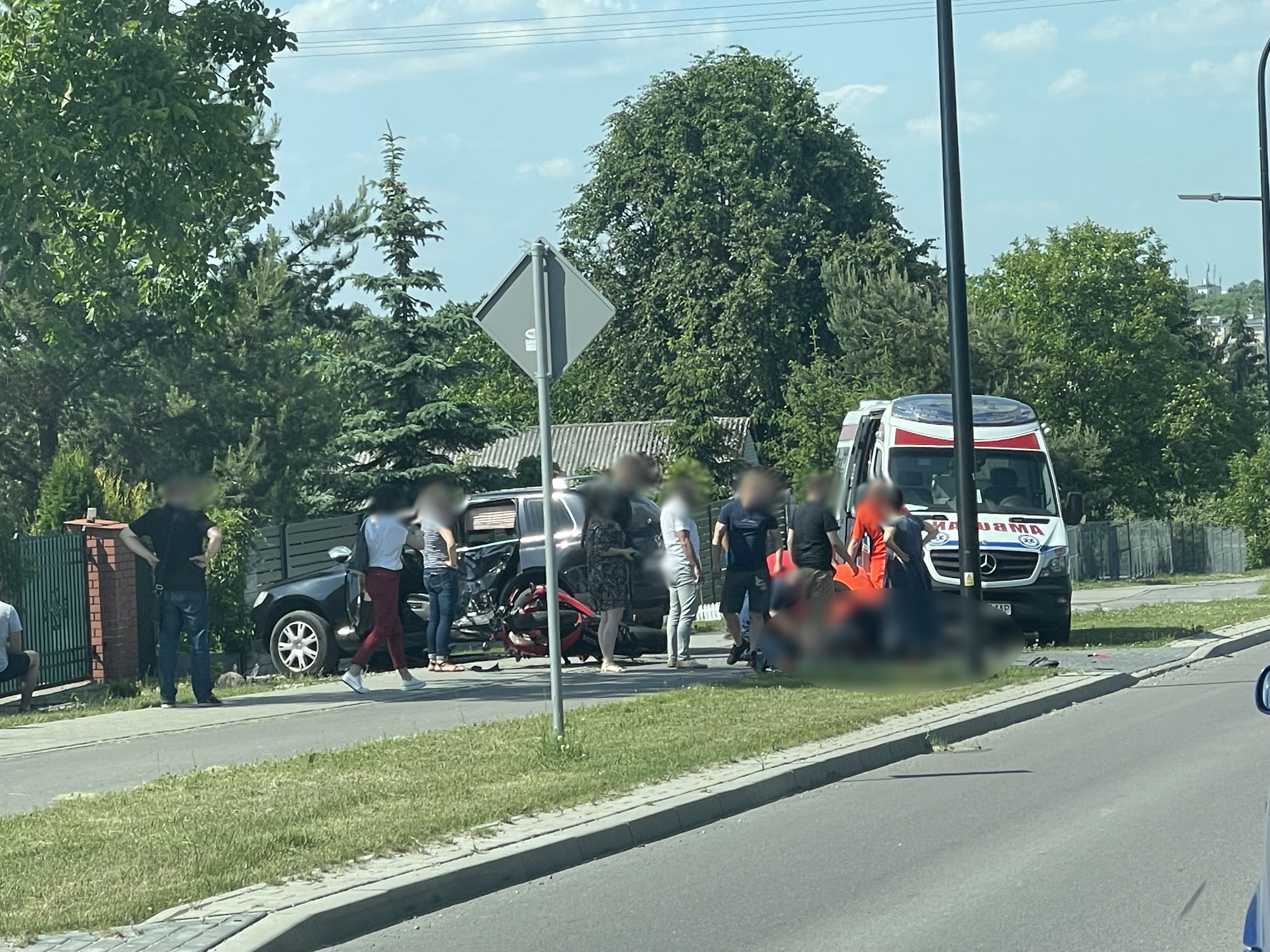 Kilkadziesiąt minut walczyli o życie motocyklisty, który zderzył się z volkswagenem. Mężczyzny nie udało się uratować (zdjęcia)