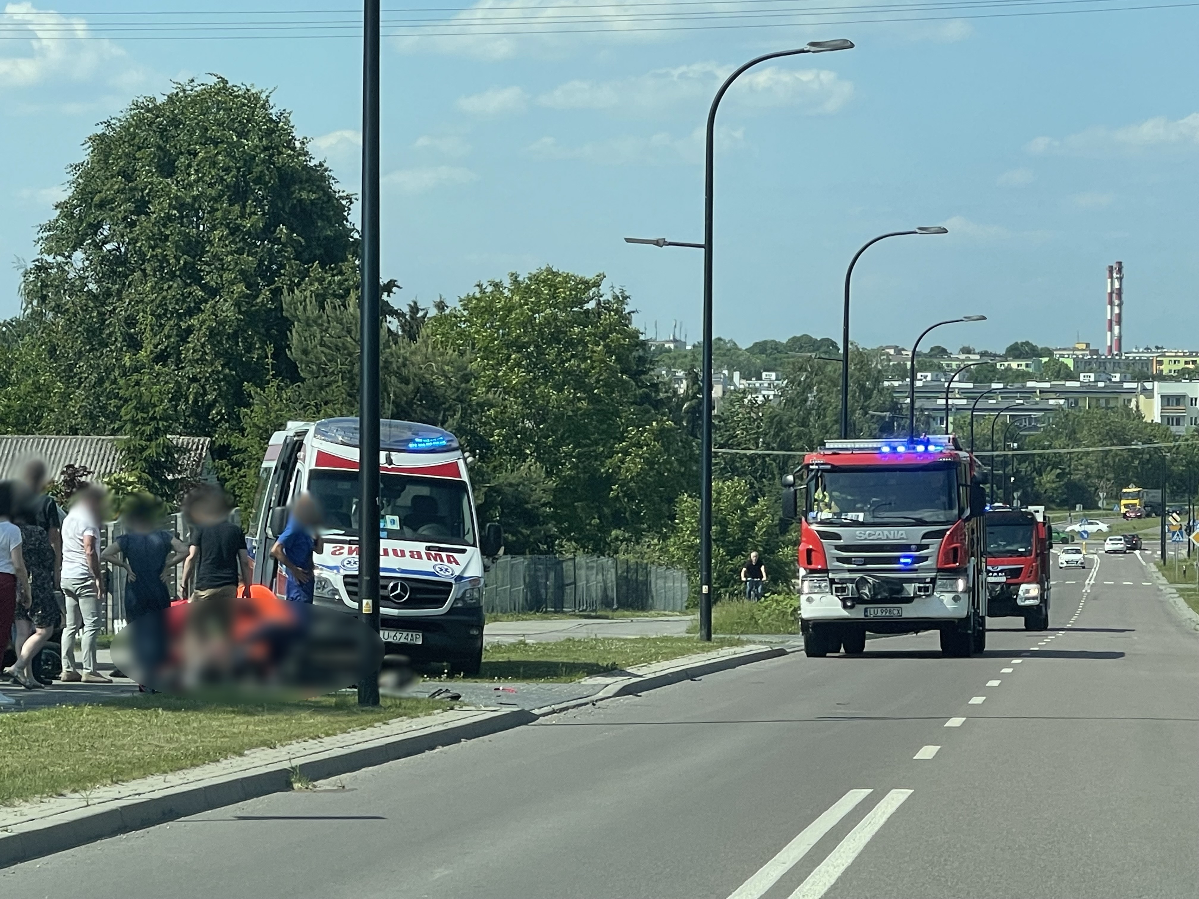 Kilkadziesiąt minut walczyli o życie motocyklisty, który zderzył się z volkswagenem. Mężczyzny nie udało się uratować (zdjęcia)