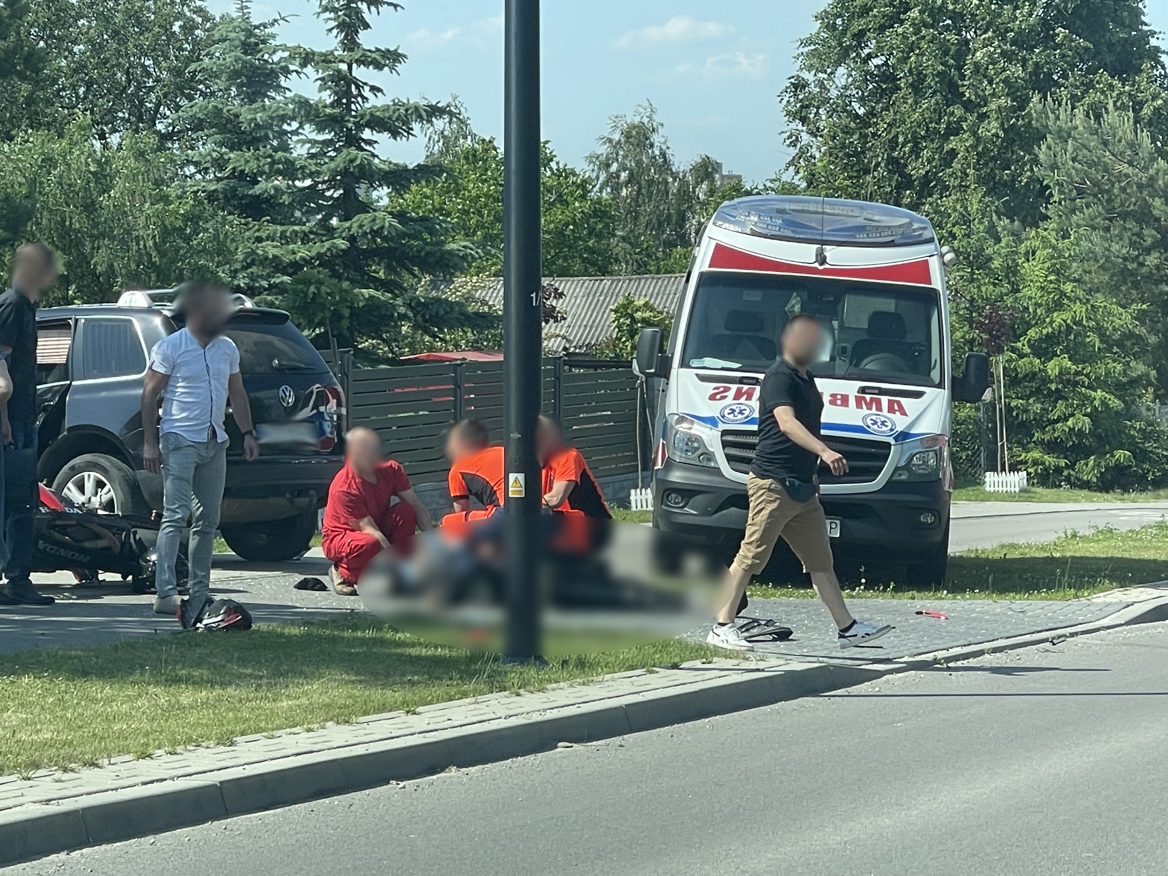 Kilkadziesiąt minut walczyli o życie motocyklisty, który zderzył się z volkswagenem. Mężczyzny nie udało się uratować (zdjęcia)