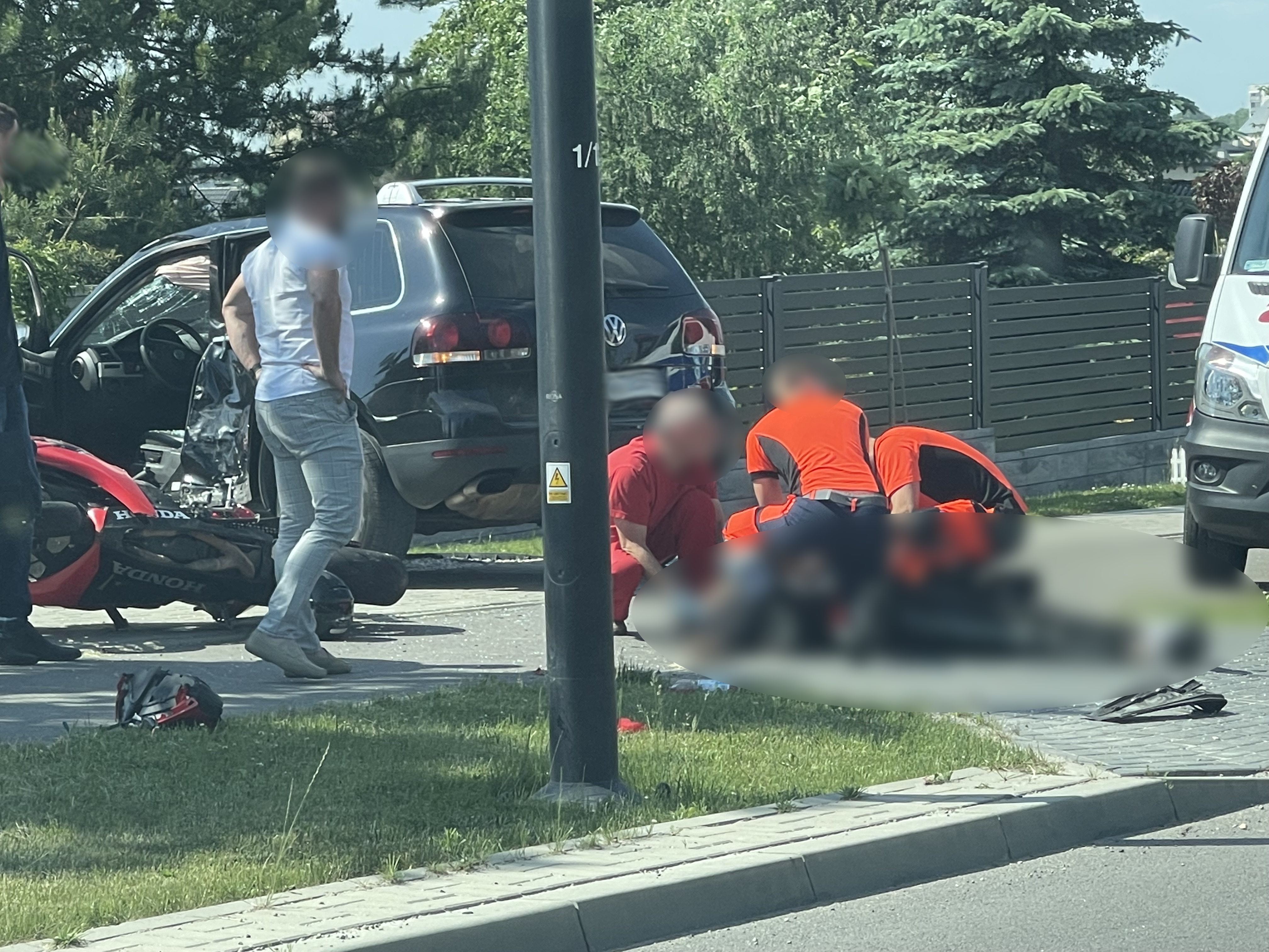 Kilkadziesiąt minut walczyli o życie motocyklisty, który zderzył się z volkswagenem. Mężczyzny nie udało się uratować (zdjęcia)