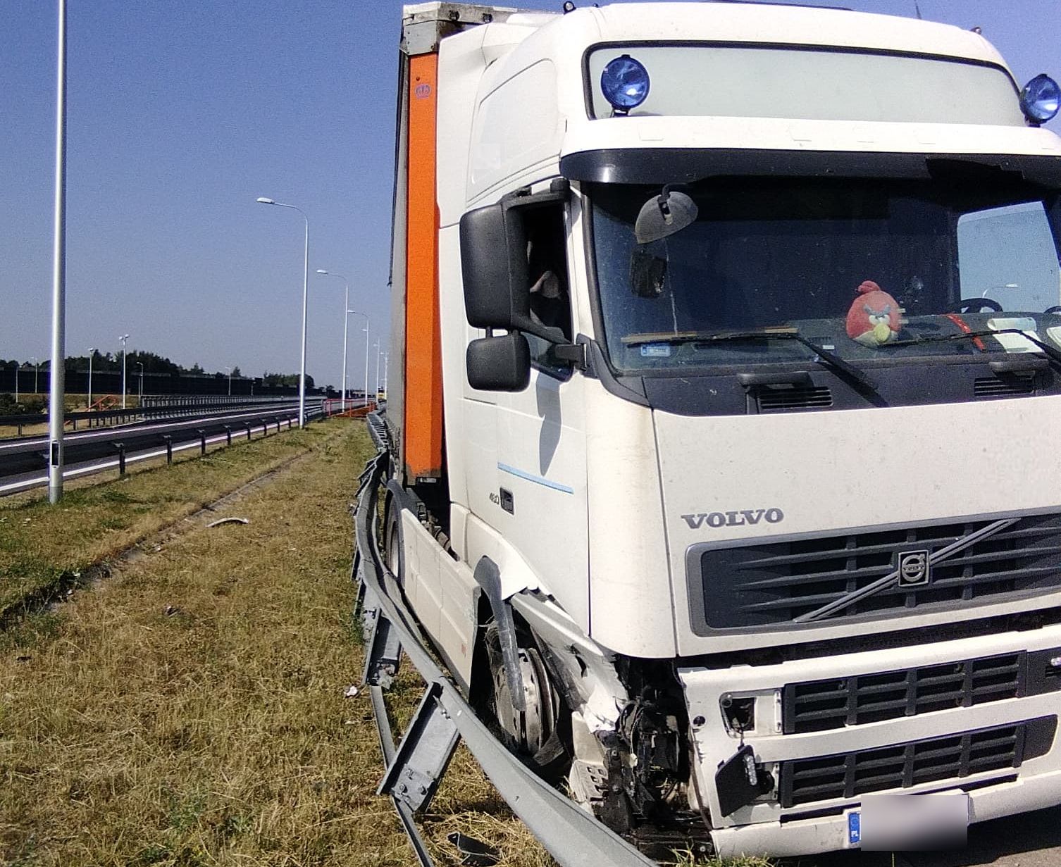 Ciężarówka uderzyła w bariery na obwodnicy Lublina. Wszystko przez oponę (zdjęcia)
