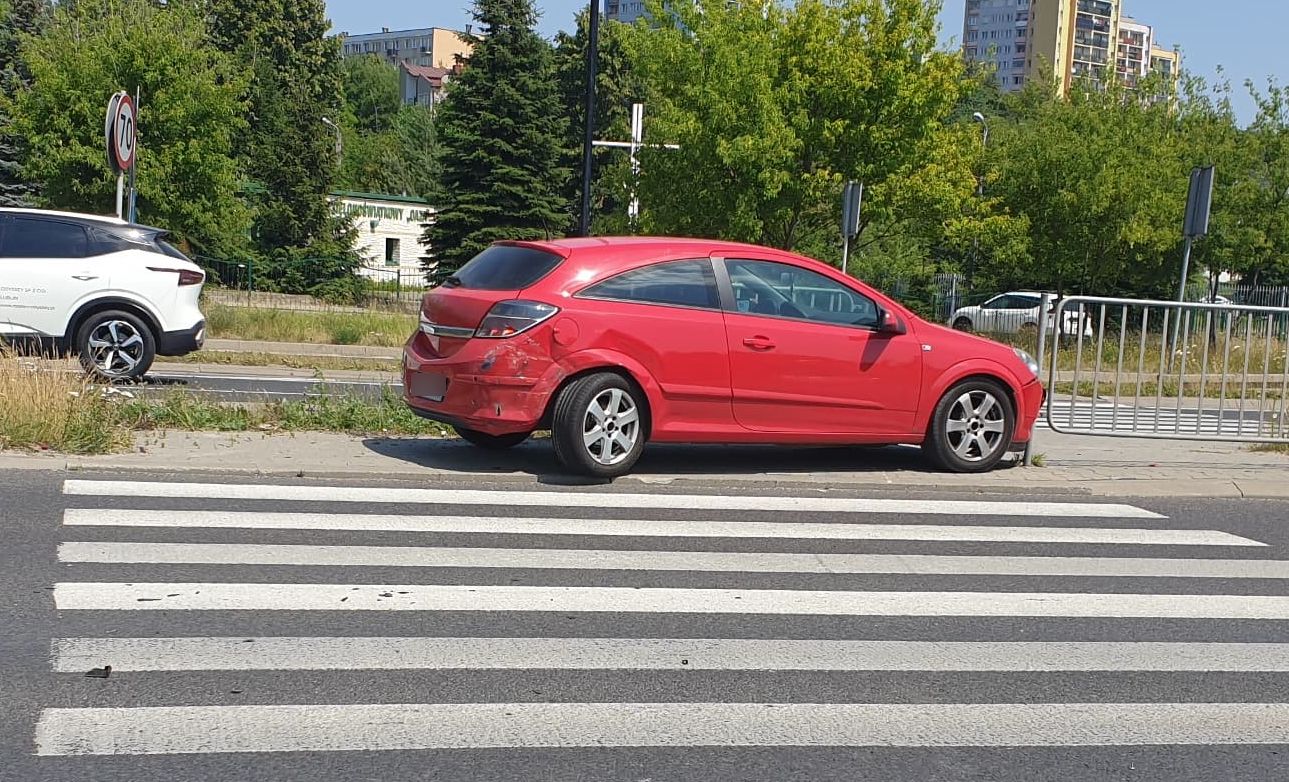 Opel zatrzymał się na lewym pasie, a citroen na prawym. Wjechała w oba pojazdy (zdjęcia)