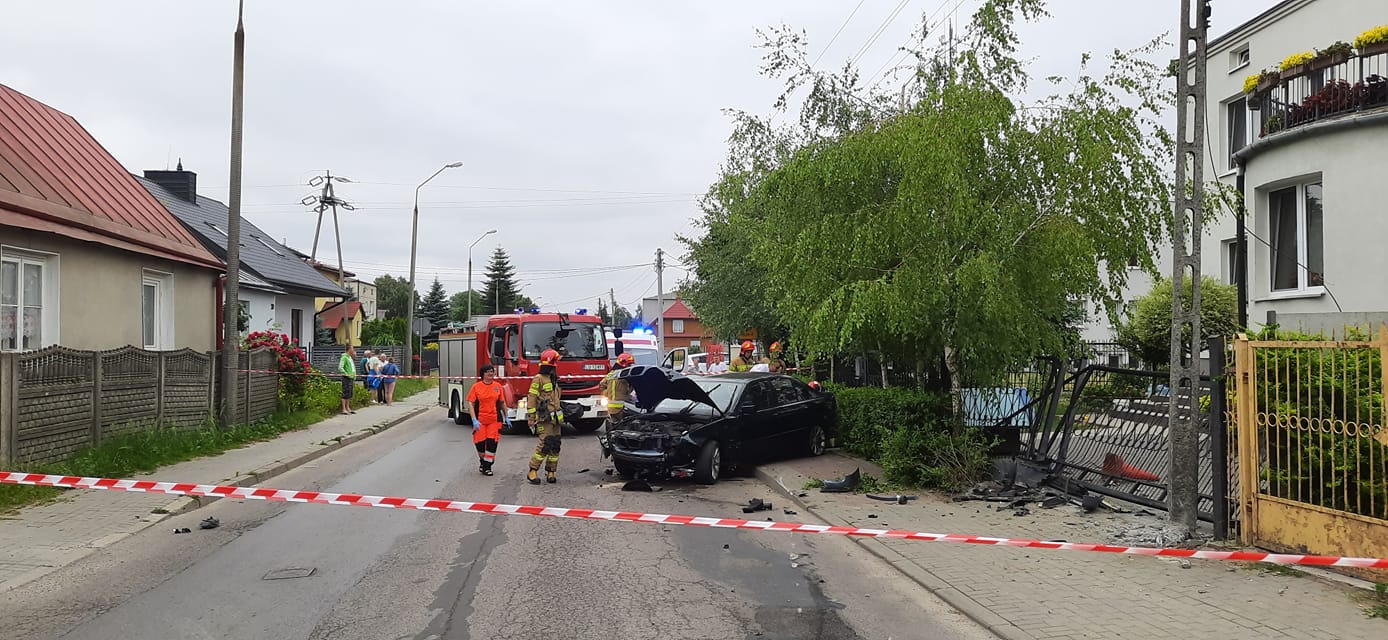 BMW uderzyło w słup i ogrodzenie posesji. Kierowca porzucił auto i uciekł pieszo (zdjęcia)