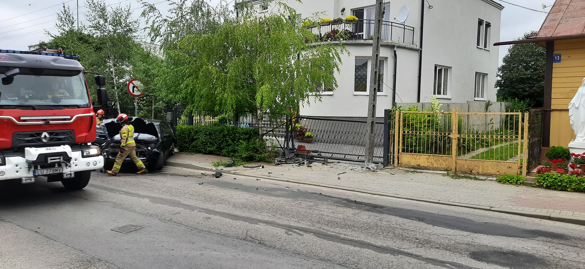 BMW uderzyło w słup i ogrodzenie posesji. Kierowca porzucił auto i uciekł pieszo (zdjęcia)