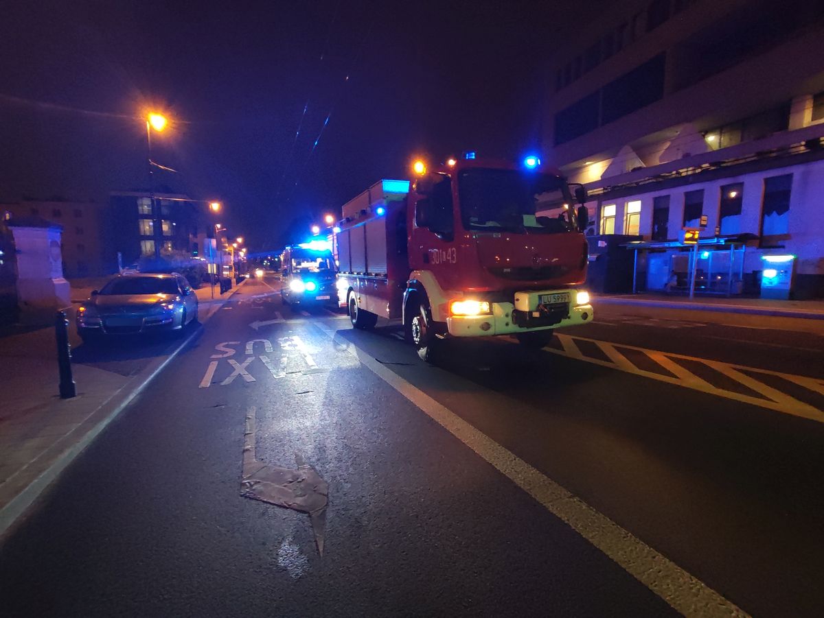 Kierowca BMW nie patrzył na światła, wjechał w trolejbus. Pasażerka auta trafiła do szpitala (zdjęcia)