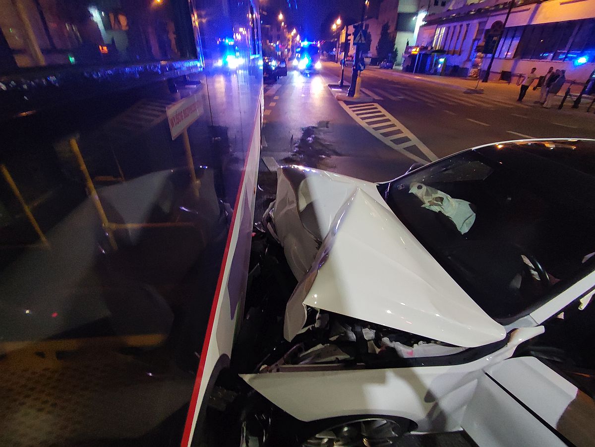 Kierowca BMW nie patrzył na światła, wjechał w trolejbus. Pasażerka auta trafiła do szpitala (zdjęcia)