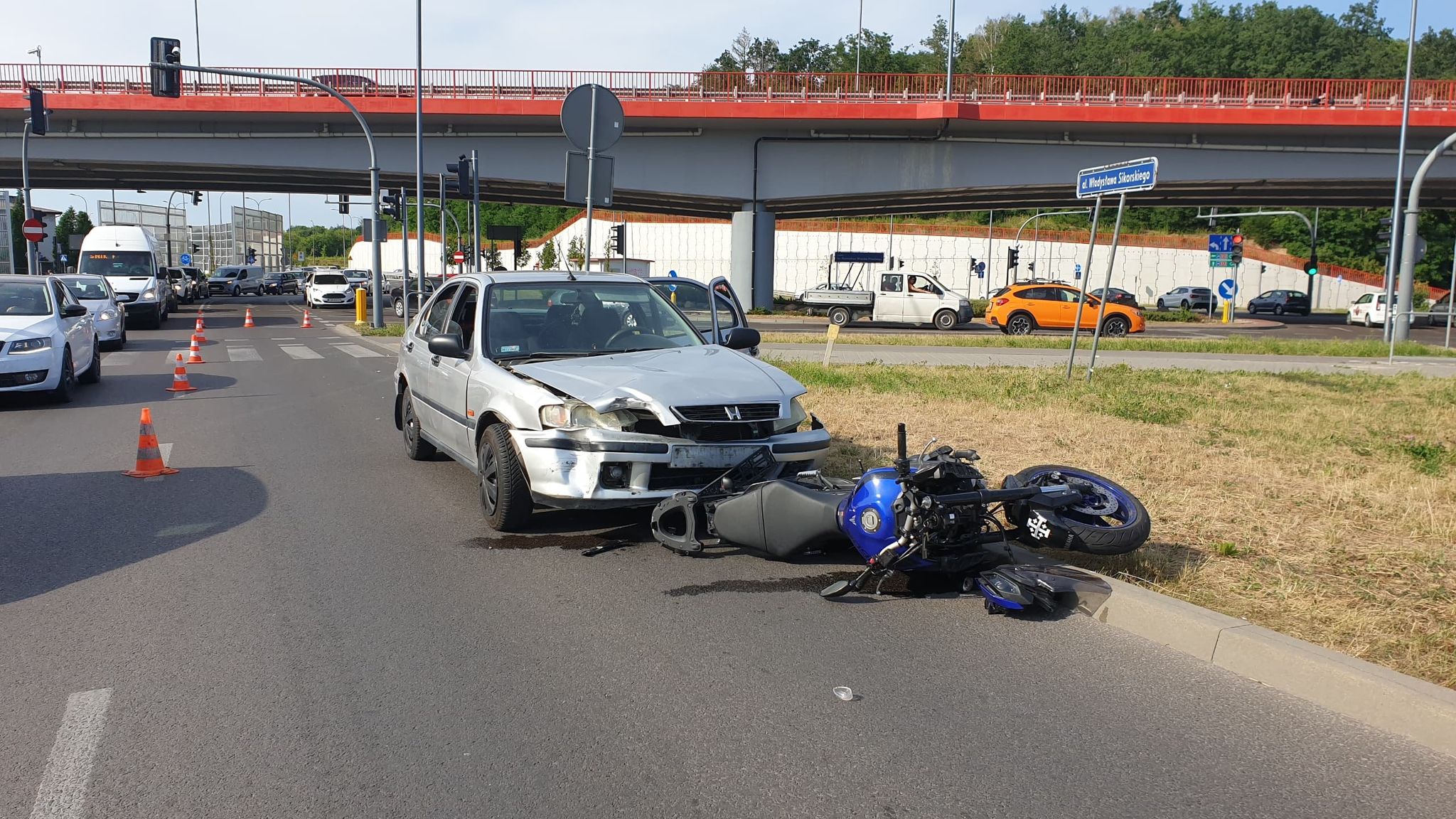 Wjechała na czerwonym, zderzyła się z motocyklem. Zapewniała, że było inaczej (zdjęcia)