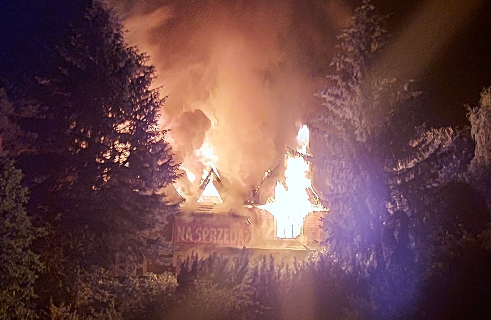 Ponad 8 godzin trwała walka z pożarem dawnego pensjonatu w Kazimierzu Dolnym (wideo, zdjęcia)
